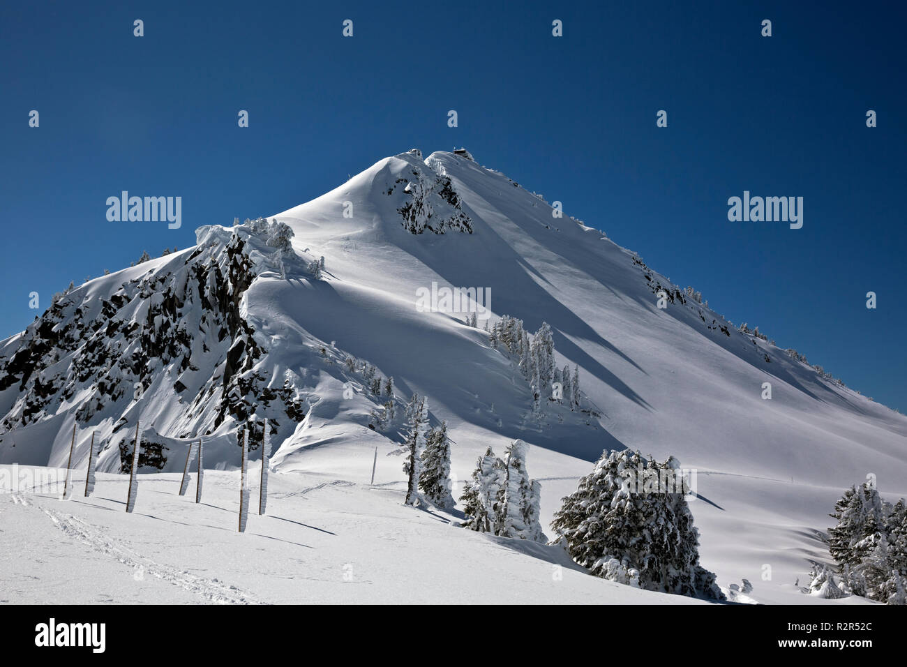 Oder 02426-00 ... OREGON - die schneebedeckte Wächter und Aussichtspunkt, von der Wächter Übersehen entlang der Rim Drive in Crater Lake National Park entfernt. Stockfoto