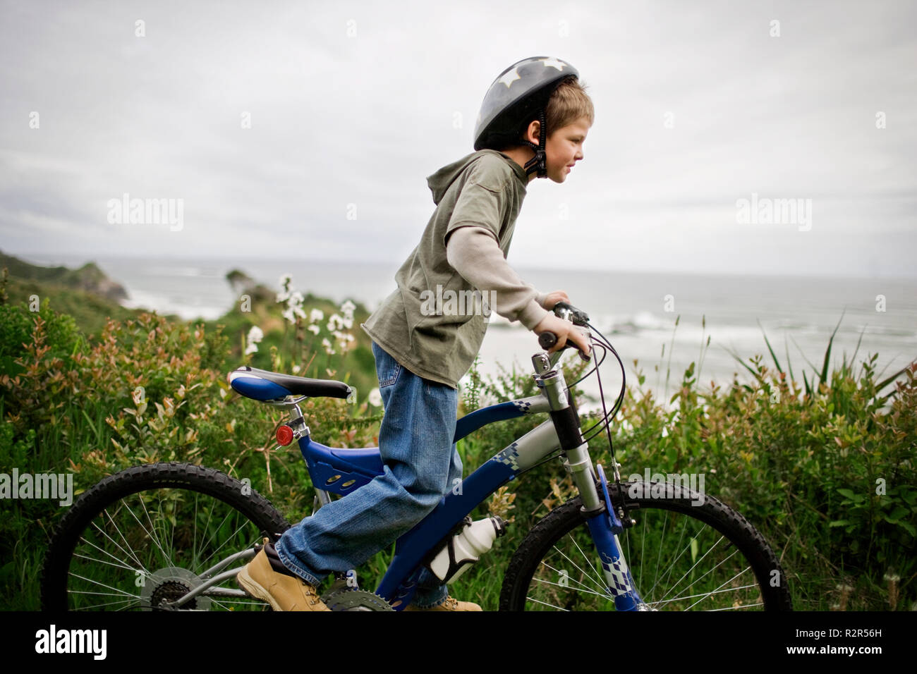 Junge mit seinem Fahrrad durch die Landschaft Stockfoto