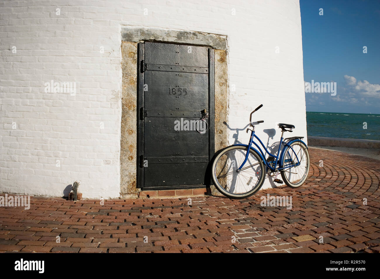 Fahrrad lehnte sich gegen eine verlassene Gebäude. Stockfoto