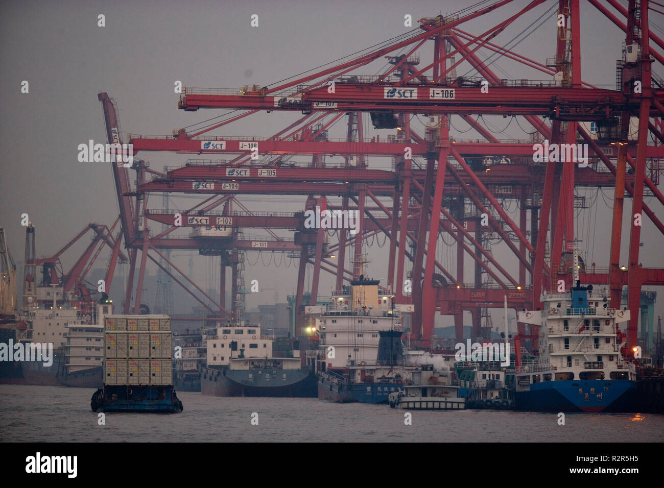 Containerschiffe angedockt in einem Hafen. Stockfoto