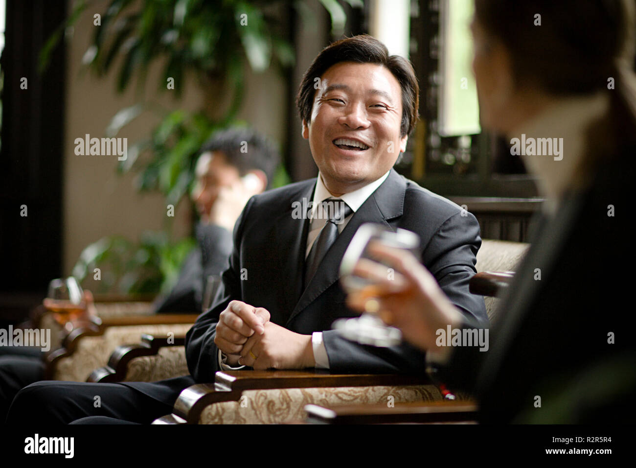 Reifen erwachsenen Geschäftsmann sitzen und Lachen mit einem Kollegen. Stockfoto