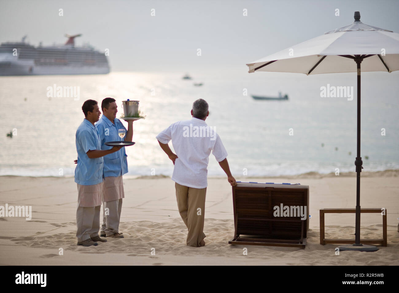 Beach Resort kellner Wein servieren Mann Stockfoto