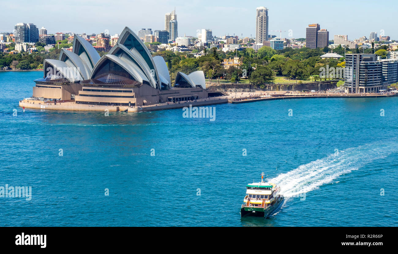 Öffentliche Verkehrsmittel Sydney Harbour Fähre und das Opernhaus von Sydney NSW Australien. Stockfoto