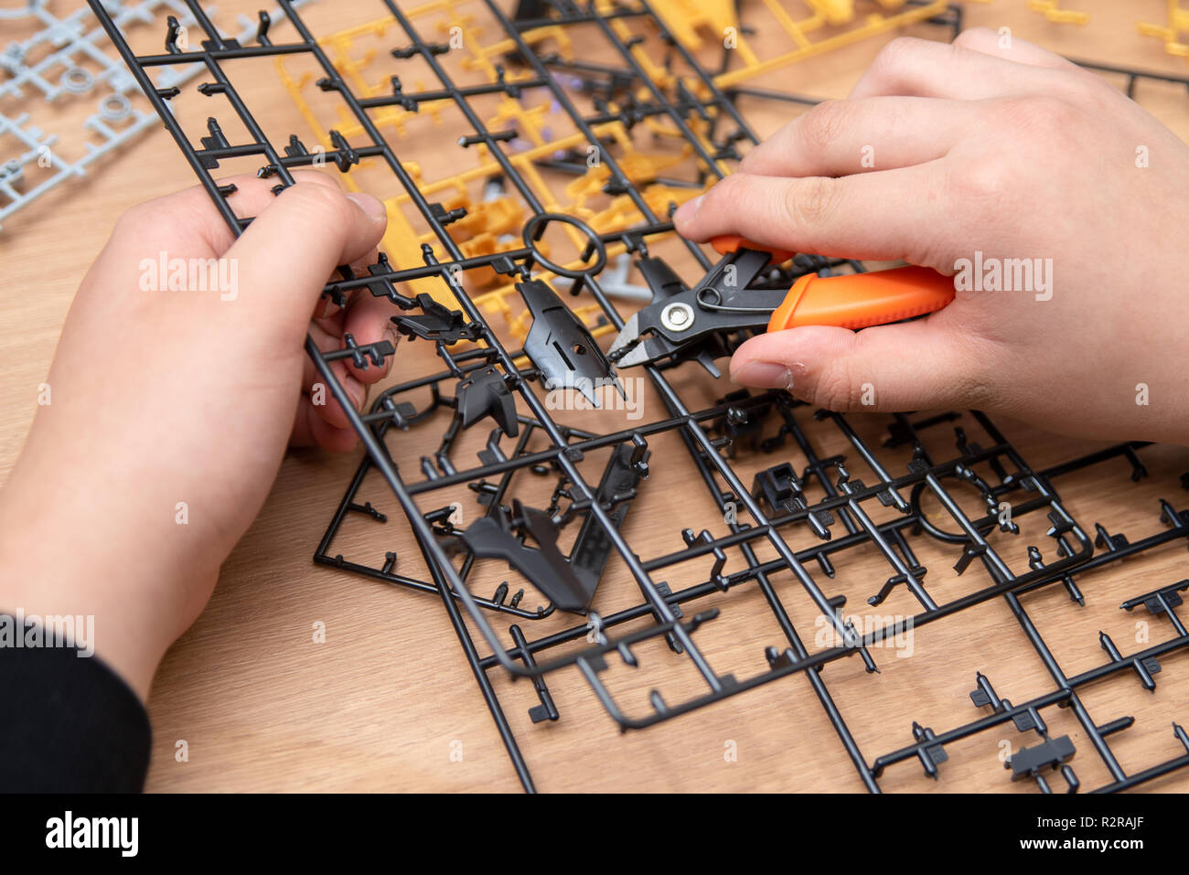 Ist ein Junge hand Montage Modelle aus Kunststoff mit Werkzeugen. Stockfoto