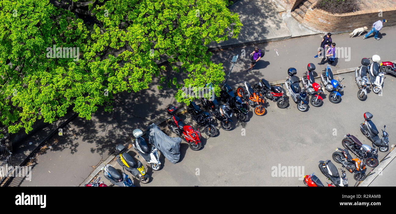 Fußgänger wandern, geparkte Motorräder in einer Straße in den Felsen Sydney, NSW, Australien. Stockfoto