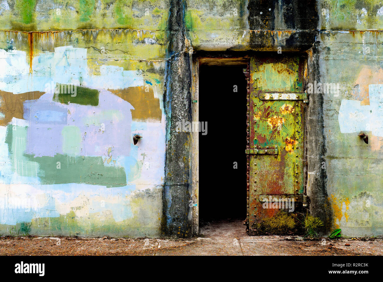 WA 14649-00 ... WASHINGTON - Tür und bemalte Mauer am Fort Warden State Park in Port Townsend. Stockfoto
