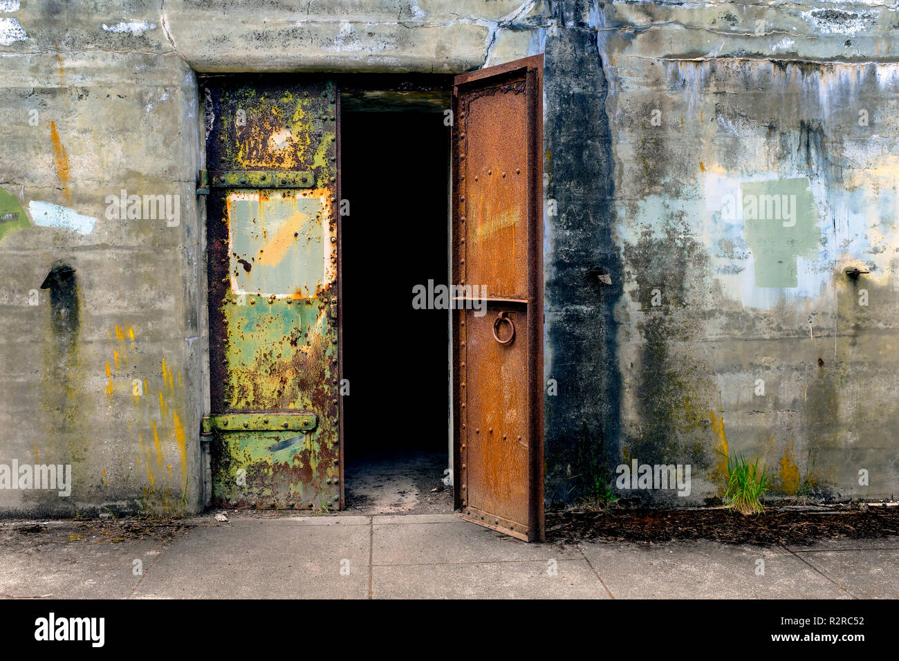 WA 14653-00 ... WASHINGTON - rostige Tür und bemalte Mauer am Fort Warden State Park in Port Townsend. Stockfoto