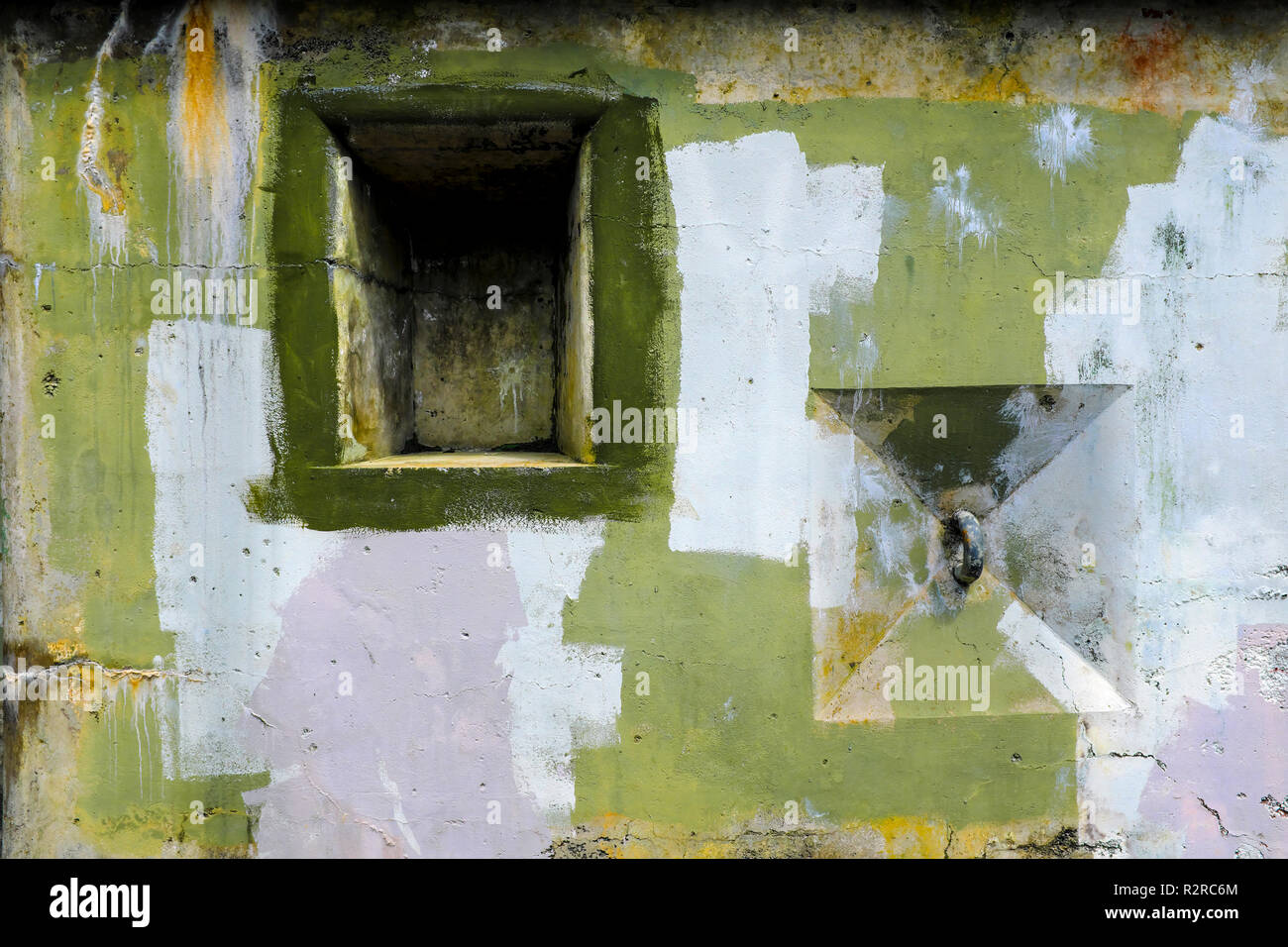 WA 14655-00 ... WASHINGTON - Bemalte Mauer am Fort Warden State Park in Port Townsend. Stockfoto