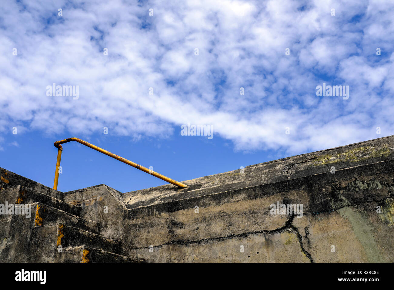 WA 14657-00 ... WASHINGTON - Treppen, Geländer, Himmel und Wolken am Fort Warden State Park in Port Townsend. Stockfoto