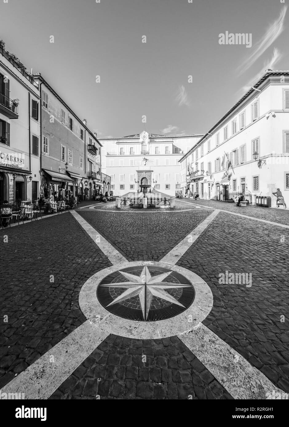 Castel Gandolfo (Italien) - eine eindrucksvolle kleine Stadt in der Metropole Rom, auf dem Albaner See, bekannt als die Sommerresidenz des Papstes. Stockfoto