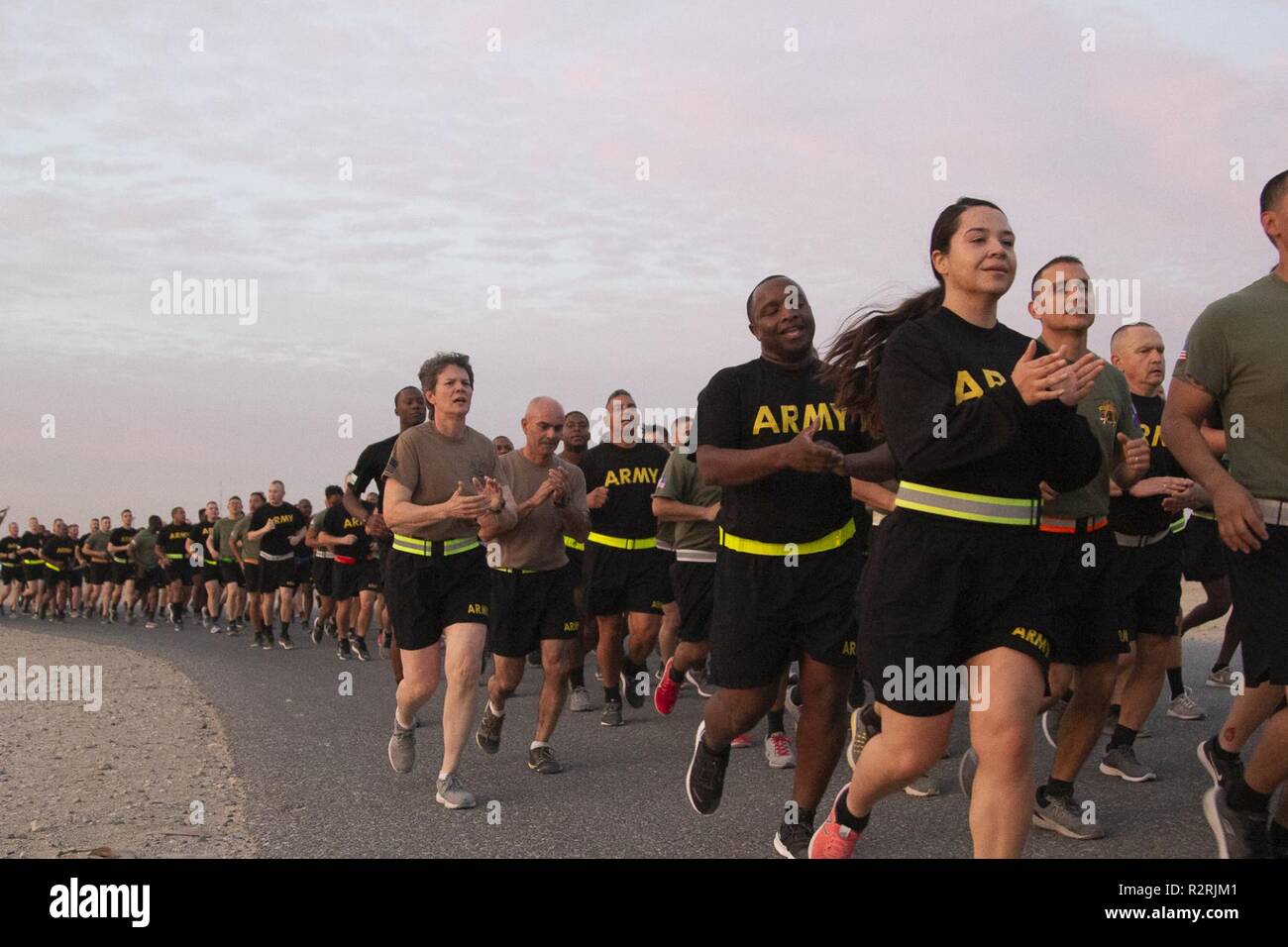 Kommandierender General Brigadier General Deborah Kotulich und Command Sgt. Maj. Carlos Lopes der 143 Sustainment Command (Auslandseinsätze) Motivation der Soldaten des 300 Sustainment Brigade. Stockfoto