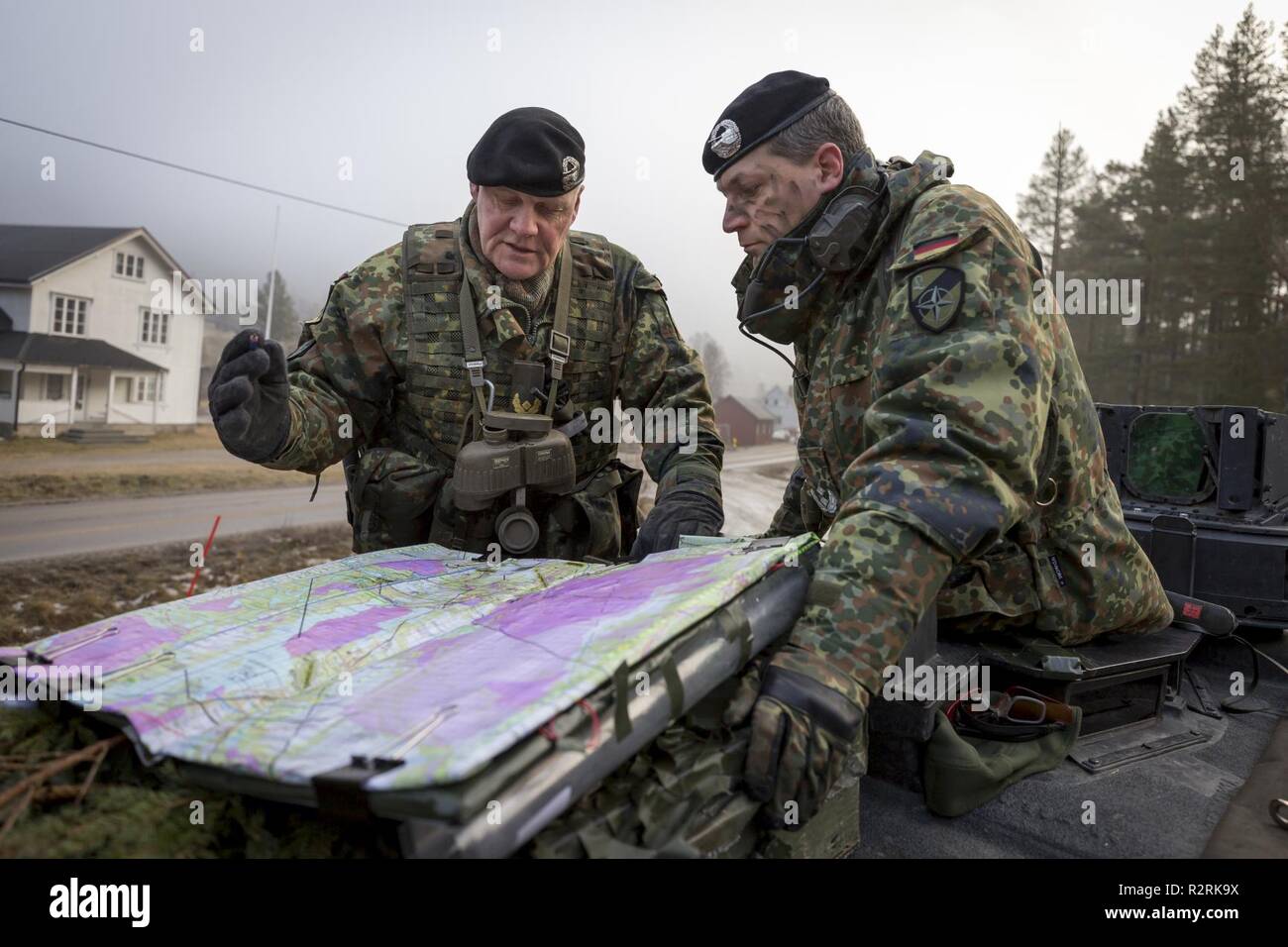 Der Kommandant der Sehr hohe Bereitschaft Joint Task Force Brigade, Brigadegeneral Ulrich Spannuth, und der Kommandeur des Deutschen Battle Group, Oberstleutnant Michael Wagner, bestimmen den weiteren Verlauf der Aktion. NATO-Übung Trident Stelle in Norwegen, Engerdal, am November 03, 2018. Stockfoto