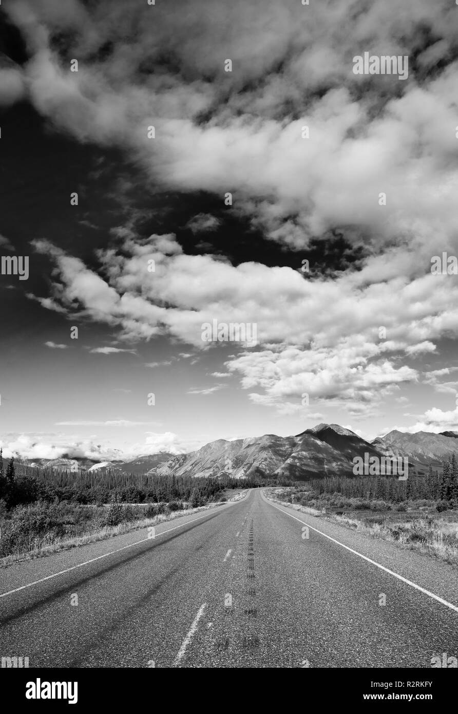 Ein Blick auf den Alaska Highway nördlich von Haines Junction, Yukon Teritory, Kanada Stockfoto