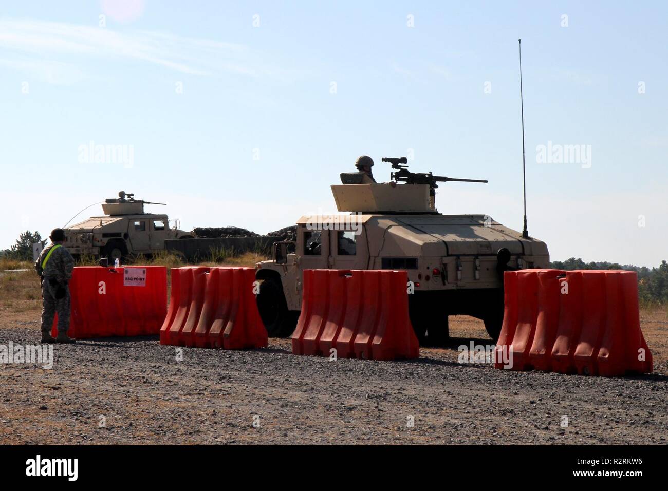 Us-Armee Reservisten, montiert in M1097 HMMWV's Warteschlange in der Zeile, vor der Schlacht Punkt feuern Positionen Crew zu leiten - Serviert Waffen Training während des Betriebs Cold Steel III, bewirtet durch die US-Armee die zivilen Angelegenheiten und psychologische Funktion Befehl an Joint Base Mc Guire-Dix - Lakehurst, New Jersey, November 1, 2018. Betrieb Cold Steel ist der US-Armee finden Crew - Serviert Waffen Qualifizierung und Validierung ausüben, um sicherzustellen, dass America's Army Reserve Einheiten und Soldaten ausgebildet sind und bereit, auf kurze bereitstellen - Bekanntmachung als Teil bereit, Kraft X und Bekämpfung - bereit und tödlichen Feuerkraft in suppo bringen Stockfoto