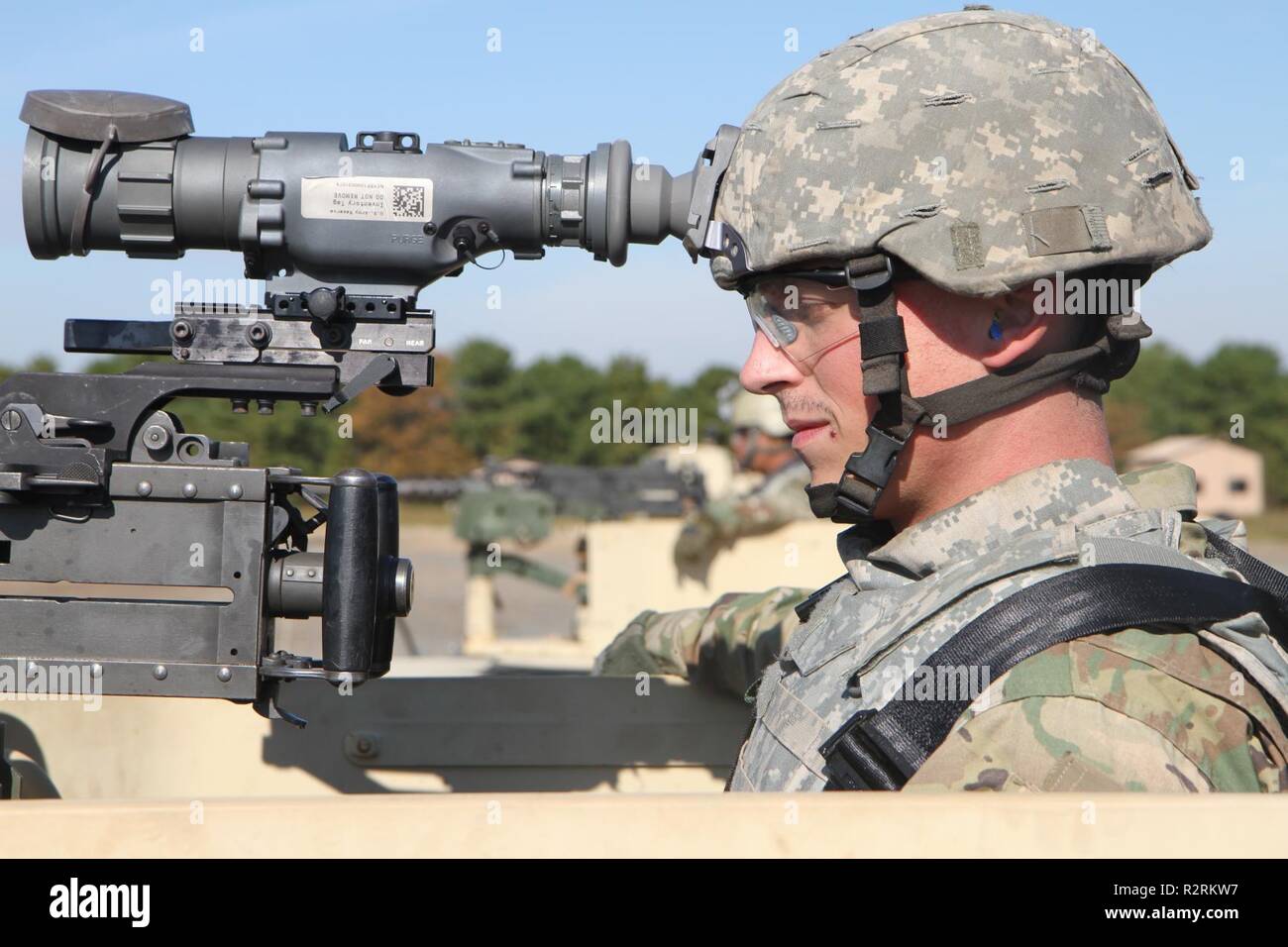 Sgt. Chris Martin mit der 424Th Transportation Company, Galax, Virginia, steht sicher in den Revolver eines M1097 HMMWV, bereit, Crew zu leiten - Serviert Waffen Training während des Betriebs Cold Steel III, bewirtet durch die US-Armee die zivilen Angelegenheiten und psychologische Funktion Befehl an Joint Base Mc Guire-Dix - Lakehurst, New Jersey, November 1, 2018. Betrieb Cold Steel ist der US-Armee finden Crew - Serviert Waffen Qualifizierung und Validierung ausüben, um sicherzustellen, dass America's Army Reserve Einheiten und Soldaten ausgebildet sind und bereit, auf kurze bereitstellen - Bekanntmachung als Teil bereit, Kraft X und Bekämpfung - bereit und Le bringen Stockfoto