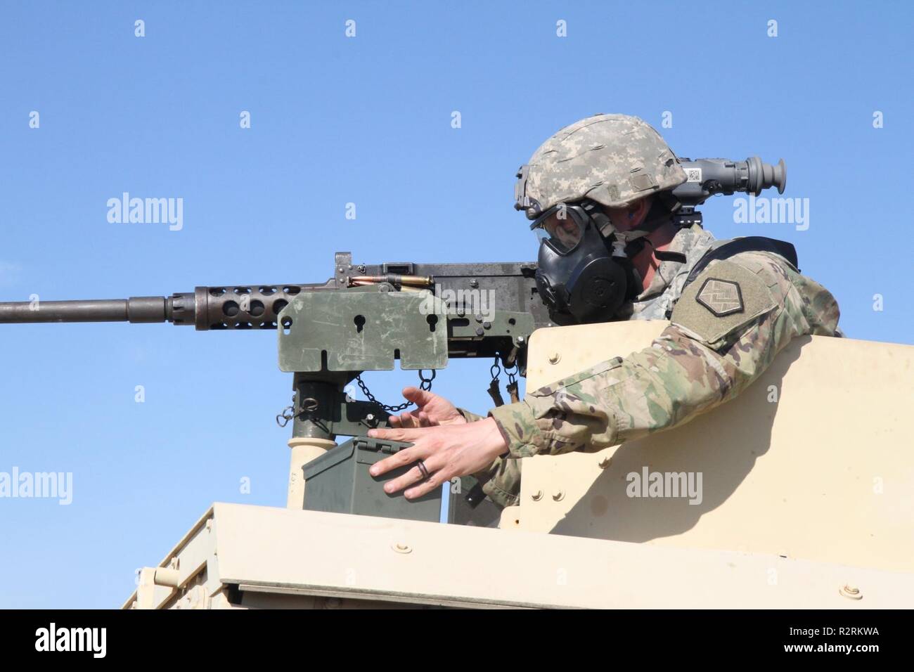 Ein US-Armee-reservesoldat tragen ein M 50 Joint Service Allgemeine Maske (JSGPM), sichert sich erneut kann der Munition beim Leiten der Crew - Serviert Waffen Training während des Betriebs Cold Steel III und von der US-Armee die zivilen Angelegenheiten und psychologische Funktion Befehl an Joint Base Mc Guire-Dix - Lakehurst, New Jersey, November 1, 2018 gehostet wird. Betrieb Cold Steel ist der US-Armee finden Crew - Serviert Waffen Qualifizierung und Validierung ausüben, um sicherzustellen, dass America's Army Reserve Einheiten und Soldaten ausgebildet sind und bereit, auf kurze bereitstellen - Bekanntmachung als Teil bereit, Kraft X und Bekämpfung - bereit und tödliche Feuer Stockfoto