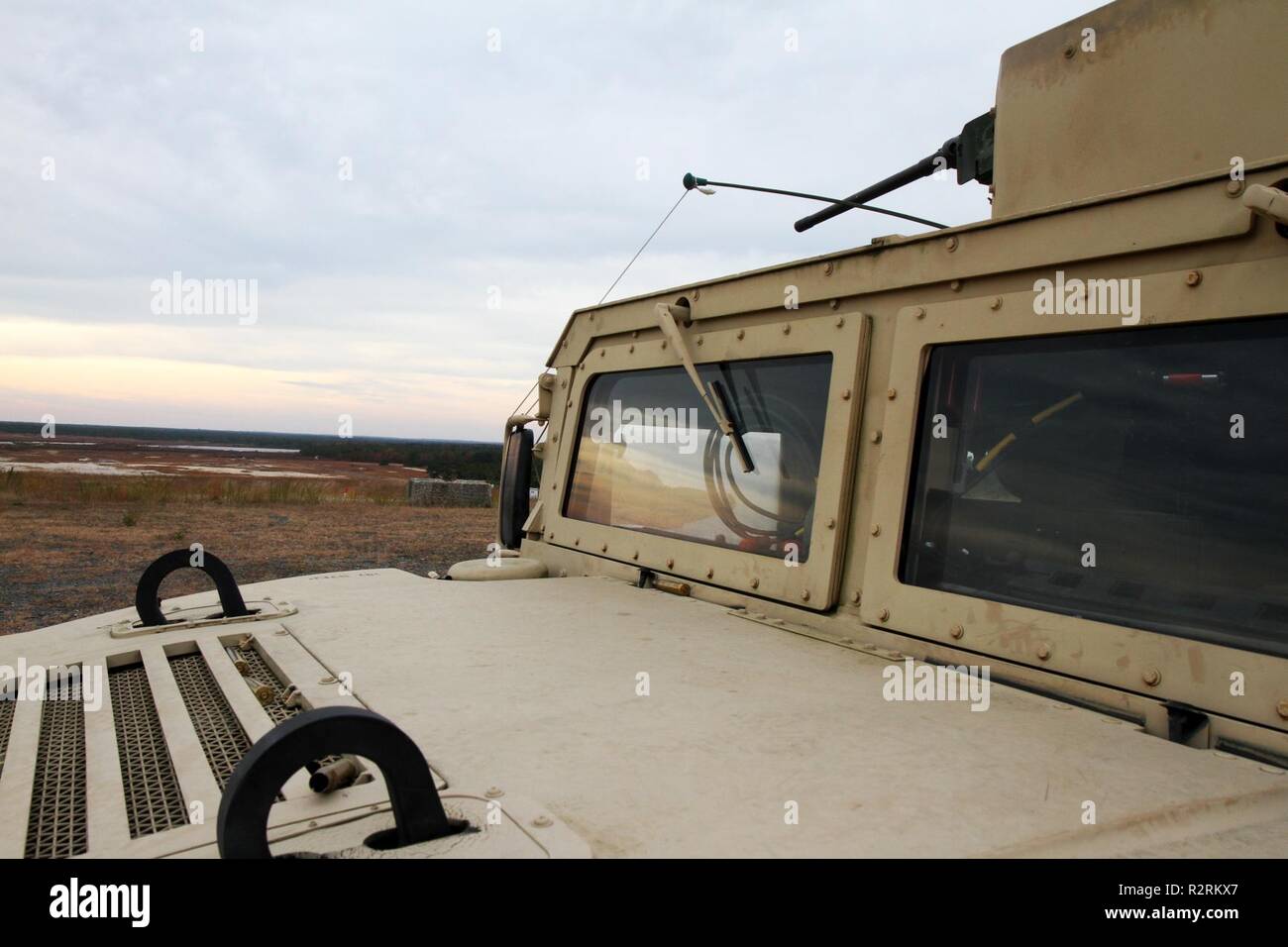 Die Sonne beginnt zu setzen als Rotations Training Unit Fahrzeug Mannschaften ihre Fähigkeiten zu überprüfen, während die Crew - Serviert Waffen Training während des Betriebs Cold Steel III, bewirtet durch die US-Armee die zivilen Angelegenheiten und psychologische Funktion Befehl an Joint Base Mc Guire-Dix - Lakehurst, New Jersey, November 1, 2018. Betrieb Cold Steel ist der US-Armee finden Crew - Serviert Waffen Qualifizierung und Validierung ausüben, um sicherzustellen, dass America's Army Reserve Einheiten und Soldaten ausgebildet sind und bereit, auf kurze bereitstellen - Bekanntmachung als Teil bereit, Kraft X und bekämpfen - bereit und tödlichen Feuerkraft zur Unterstützung des A Stockfoto