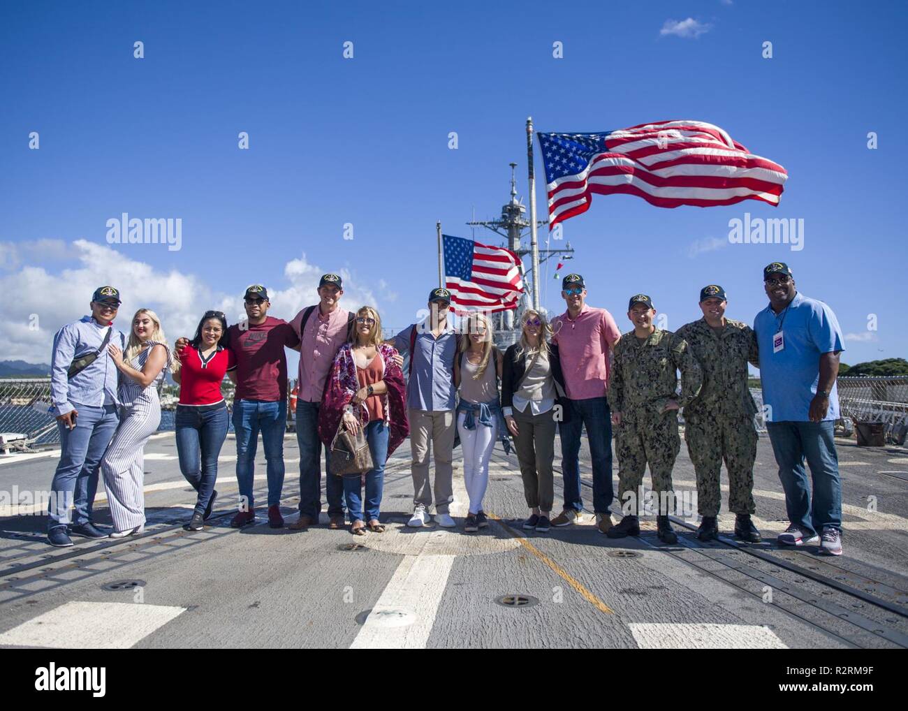 PEARL HARBOR (Nov. 4, 2018) die Major League Baseball (MLB) Spieler und ihre Familien besuchen Arleigh Burke Klasse geführte Anti-raketen-Zerstörer USS William S. Lawrence (DDG110) während einer Tour von Joint Base Pearl Harbor-Hickam. Die MLB Spieler nahm auch an einer Vereinigten durch Lesen Veranstaltung durch das Lesen für die Kinder der Mitglieder. Stockfoto