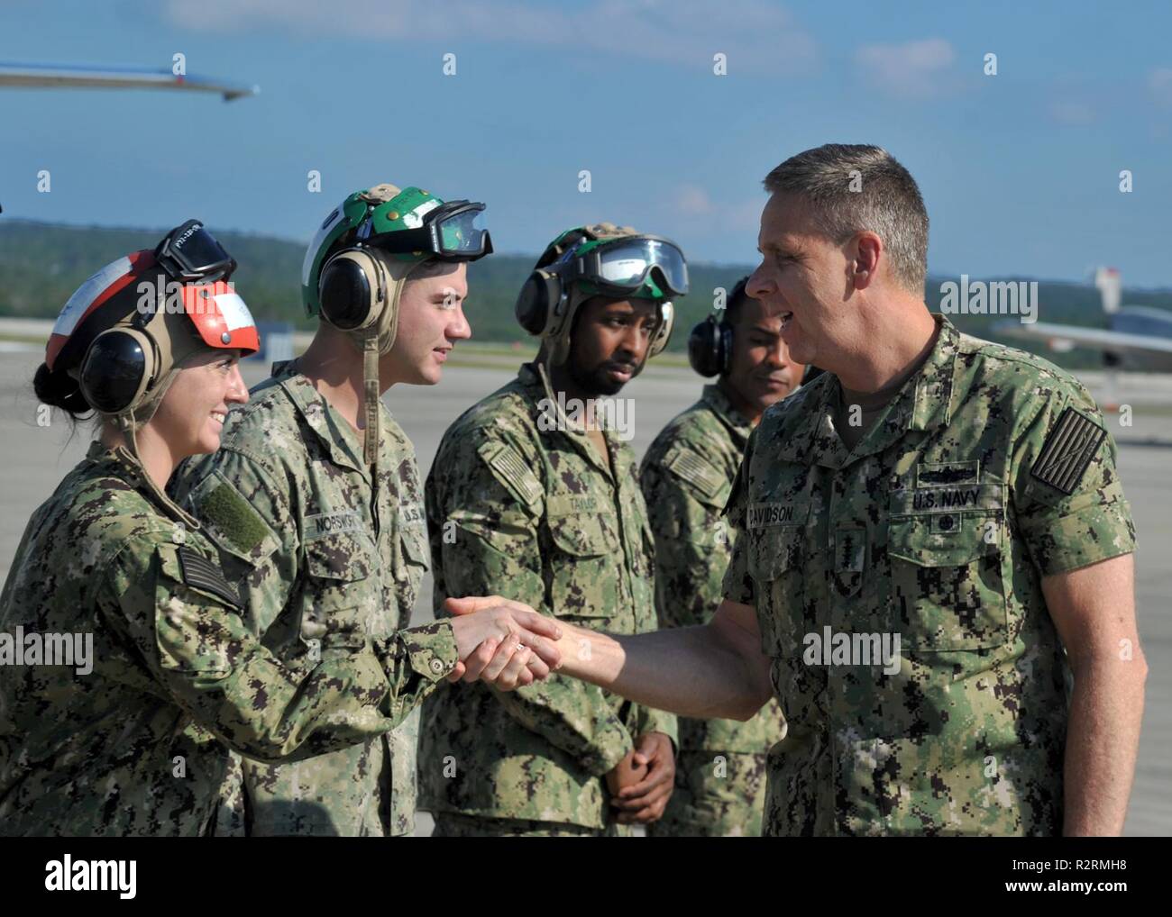 KADENA AIR BASE, Japan (Nov. 6, 2018) - Adm. Phil Davidson, Kommandeur der US-Indo-Befehl, schüttelt Hände mit Aviation Ordnanceman 3. Klasse Shelby Corbin, Patrouille Squadron 47 angebracht, bei einem Besuch in Commander Task Group (CTG) 72,1 und CTG -72,2, Komponenten von Commander, Task Force (CTF) 72. CTF - 72 führt Patrol, Aufklärung und Überwachung Kräfte zur Unterstützung der US-amerikanischen 7-Flotte (C7F), die Förderung der regionalen Sicherheit und Verbesserung der Theater Security Operations durch multilaterale Verpflichtungen Aufklärung und Überwachung auf C7-F und Partner Kräfte zu bauen. Stockfoto