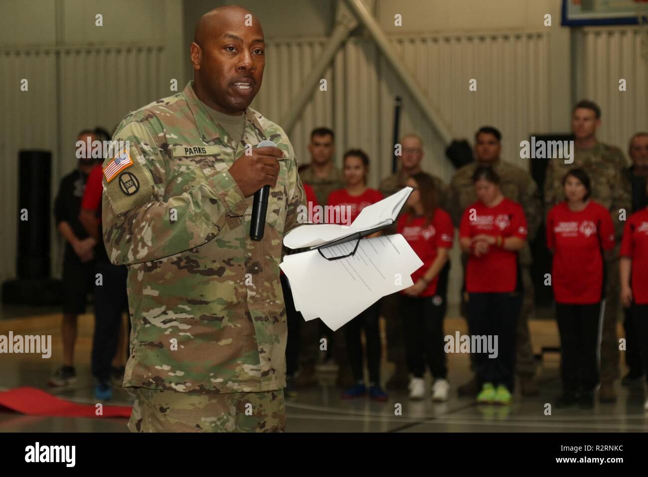 Us-Armee Maj. Ellis commander Parks der 382 öffentlichen Angelegenheiten Abstand zu der 1. Gepanzerten Brigade Combat Team angeschlossen, 1. der Kavallerie Division Public Affairs Office gibt eine Rede auf dem Stützpunkt Mihail Kogalniceanu in Rumänien, November 6, 2018. Mehr als 100 Zuschauer 32 rumänische Athleten der Special Olympics und Base Personal einschließlich der US-amerikanischen und kanadischen Kräfte konkurrieren in Boccia, Inlineskaten, Tischtennis, Turnen und Basketball. Stockfoto