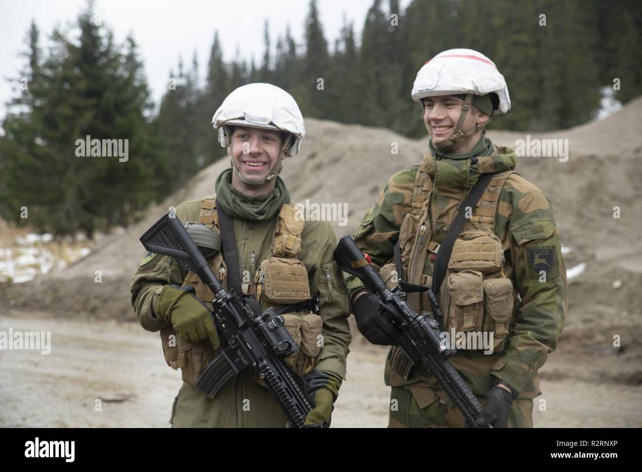 Norwegische Soldaten stand Guard und teilen, was sie gelernt haben, die