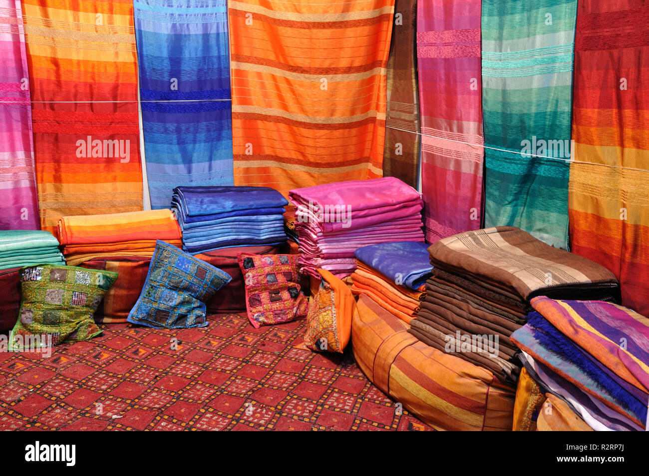 orientalische Stoffe in Fes, Marokko Stockfoto
