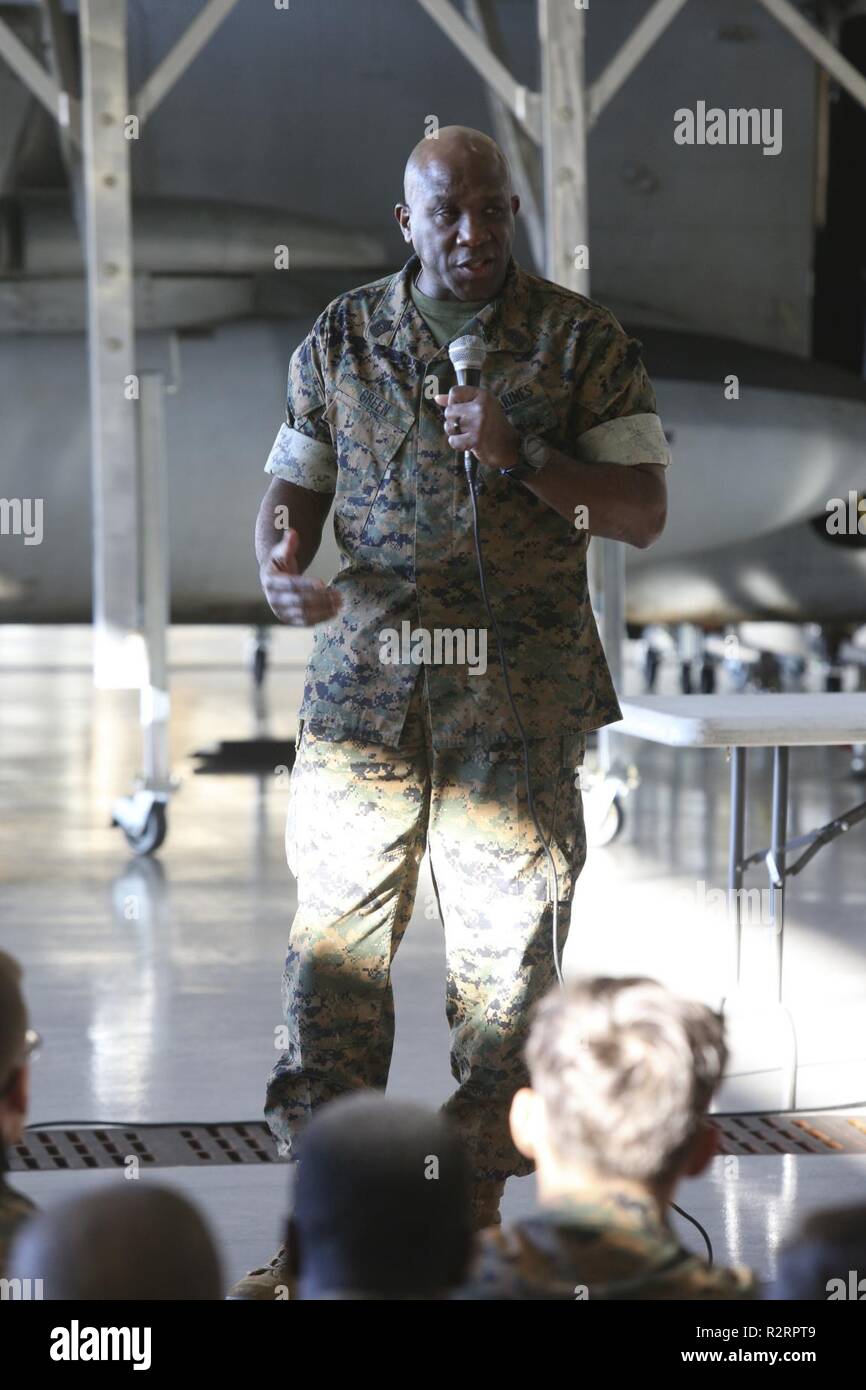 MARINE Corps Air Station Miramar, Kalifornien - USA Marine Sgt. Maj. Ronald L. Grün, Sergeant Major des Marine Corps, spricht mit Marines mit Marine Aircraft Group (MAG) 16, 3. Marine Flugzeugflügel (MAW), bei seinem Besuch in 3 MAW bei Marine Corps Air Station Miramar, Kalifornien, November 2. Green nahm dieses Mal die Marines zu erinnern, dass Sie Response Force der Nation. "Die USA ist wie Gotham City, außer wenn sie leuchten die Scheinwerfer, es sind nicht die bat-Symbol, es ist der Adler Globus und Anker". Stockfoto