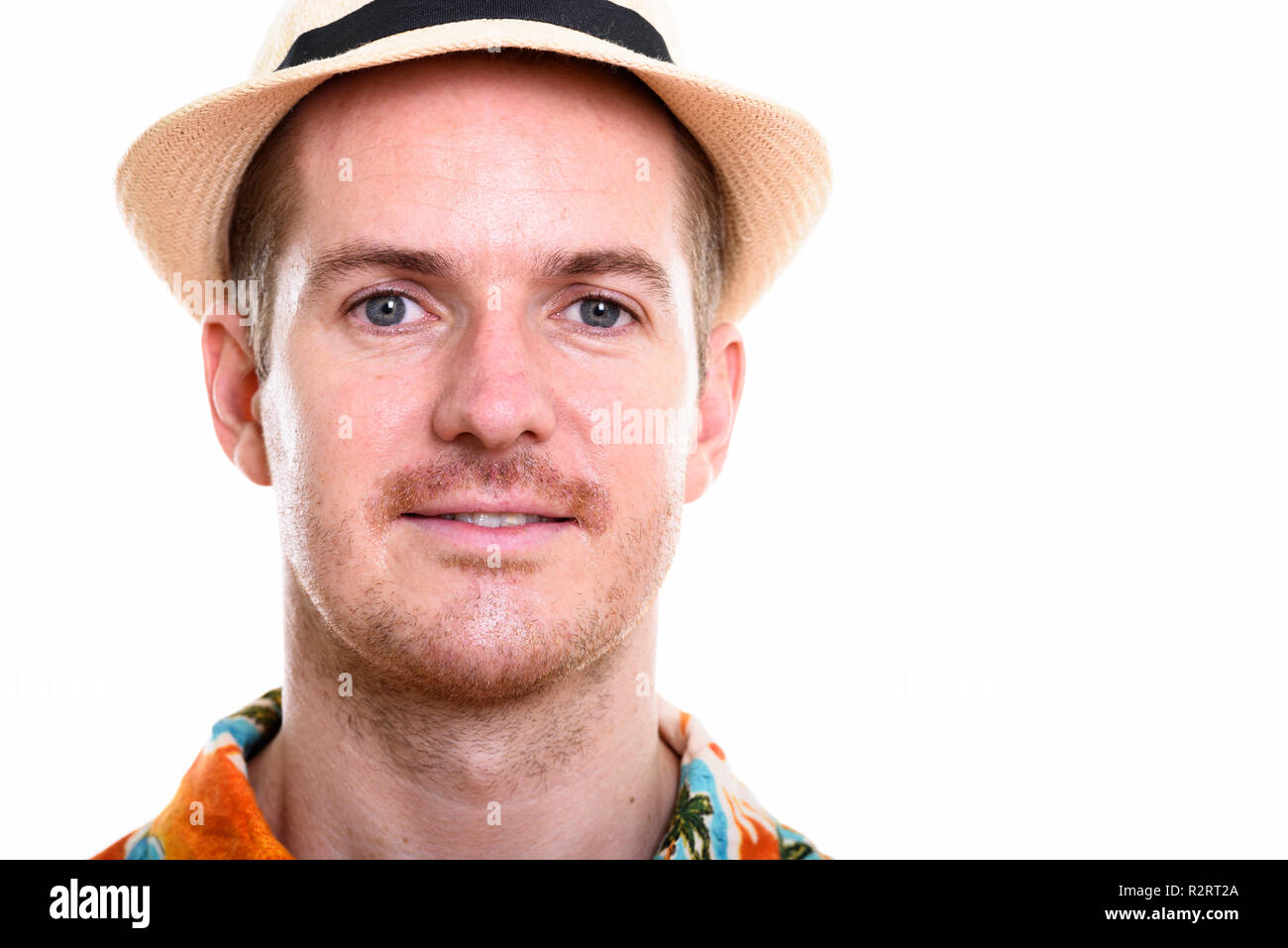 Angesichts der glücklichen Mann lächelnd beim Tragen von Hawaiian Shirt und Hut r Stockfoto