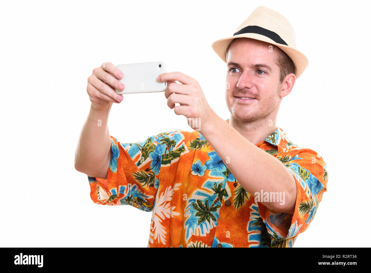 Studio shot der glücklichen Mann lächelnd, während sie Bild mit Mobil Stockfoto