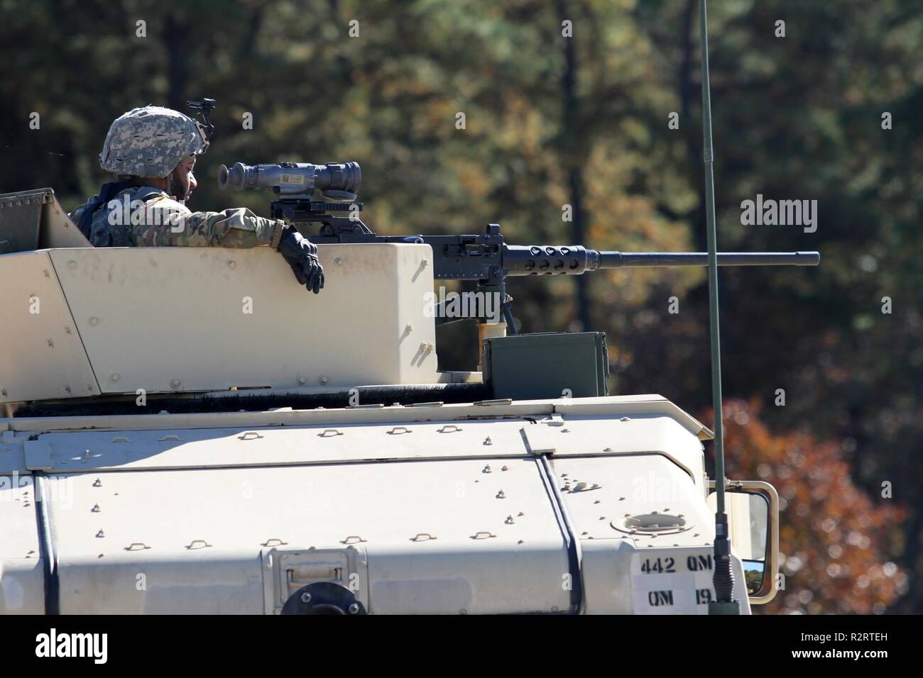 Ein U.S. Army Reserve Rotational Training Unit Soldat nimmt die gunner Position hinter einem M2 machine gun crew Drehen seines Teams zu leiten erwartet - Serviert Waffen Training während des Betriebs Cold Steel III, bewirtet durch die US-Armee die zivilen Angelegenheiten und psychologische Funktion Befehl an Joint Base Mc Guire-Dix - Lakehurst, New Jersey, November 4, 2018. Betrieb Cold Steel ist der US-Armee finden Crew - Serviert Waffen Qualifizierung und Validierung ausüben, um sicherzustellen, dass America's Army Reserve Einheiten und Soldaten ausgebildet sind und bereit, auf kurze bereitstellen - Bekanntmachung als Teil bereit, Kraft X und bekämpfen - bereit und tödliche fir Stockfoto