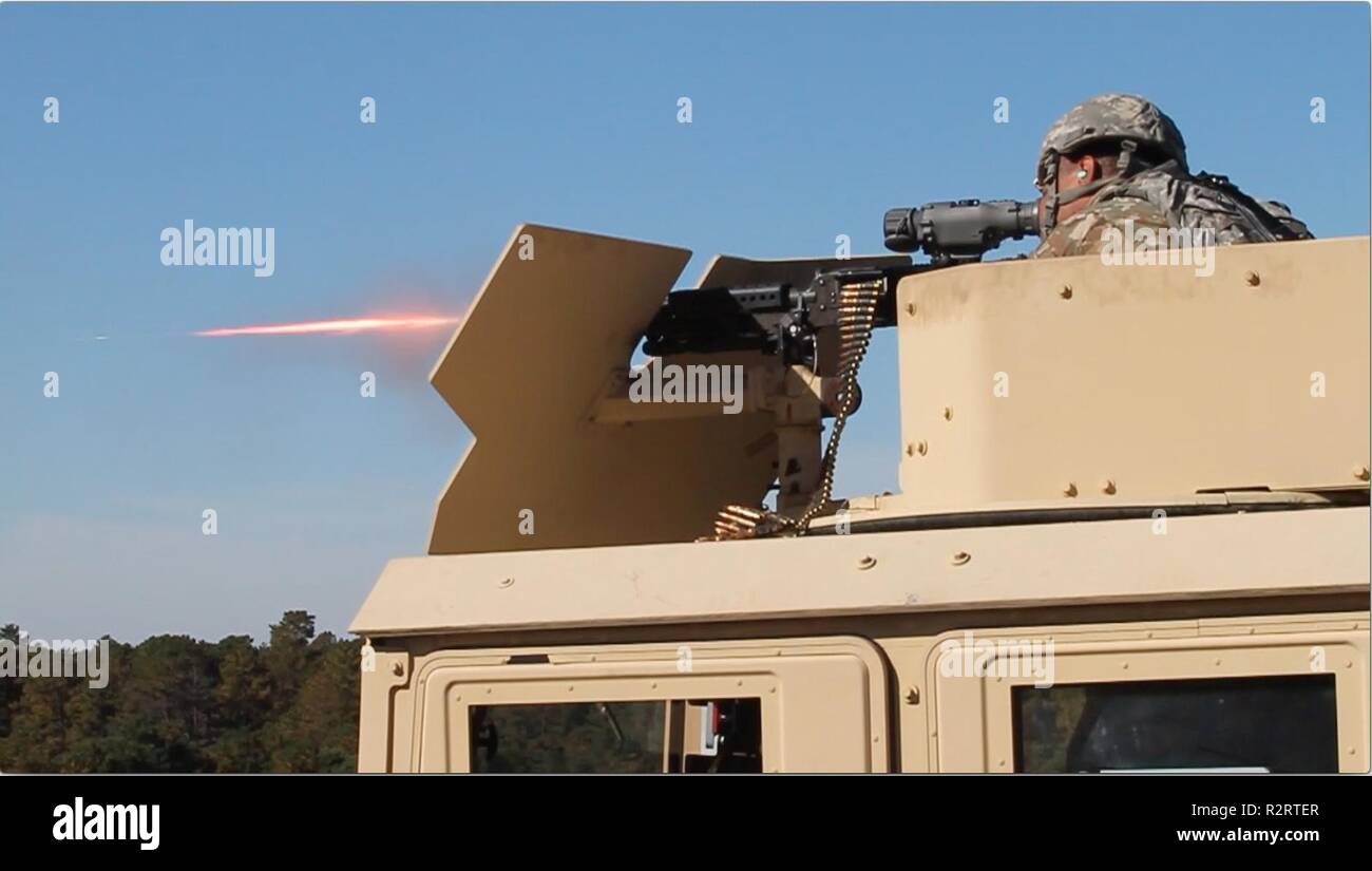 Pfc. Glenn Glasper aus der 351 Psychologische Operationen, in Ft. Totten, N.Y., Brände und nimmt die Ziele mit einem M240B Maschinengewehr auf einem M1097 HMMWV während des Betriebs Cold Steel III und von der US-Armee die zivilen Angelegenheiten und psychologische Funktion Befehl an Joint Base Mc Guire-Dix - Lakehurst, New Jersey, November 4, 2018 gehostet wird. Betrieb Cold Steel ist der US-Armee finden Crew - Serviert Waffen Qualifizierung und Validierung ausüben, um sicherzustellen, dass America's Army Reserve Einheiten und Soldaten ausgebildet sind und bereit, auf kurze bereitstellen - Bekanntmachung als Teil bereit, Kraft X und bekämpfen - bereit und tödliche fir Stockfoto