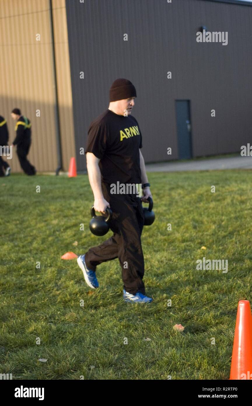 Sergeant First Class Adam Braun aus dem 38 Infanterie Division in Indianapolis Indiana trat 1 Bataillon 293 Infanterie Regiment in Ft. Wayne, Indiana, zu dem in der neuen Armee bekämpfen Fitness Test teilnehmen. Stockfoto