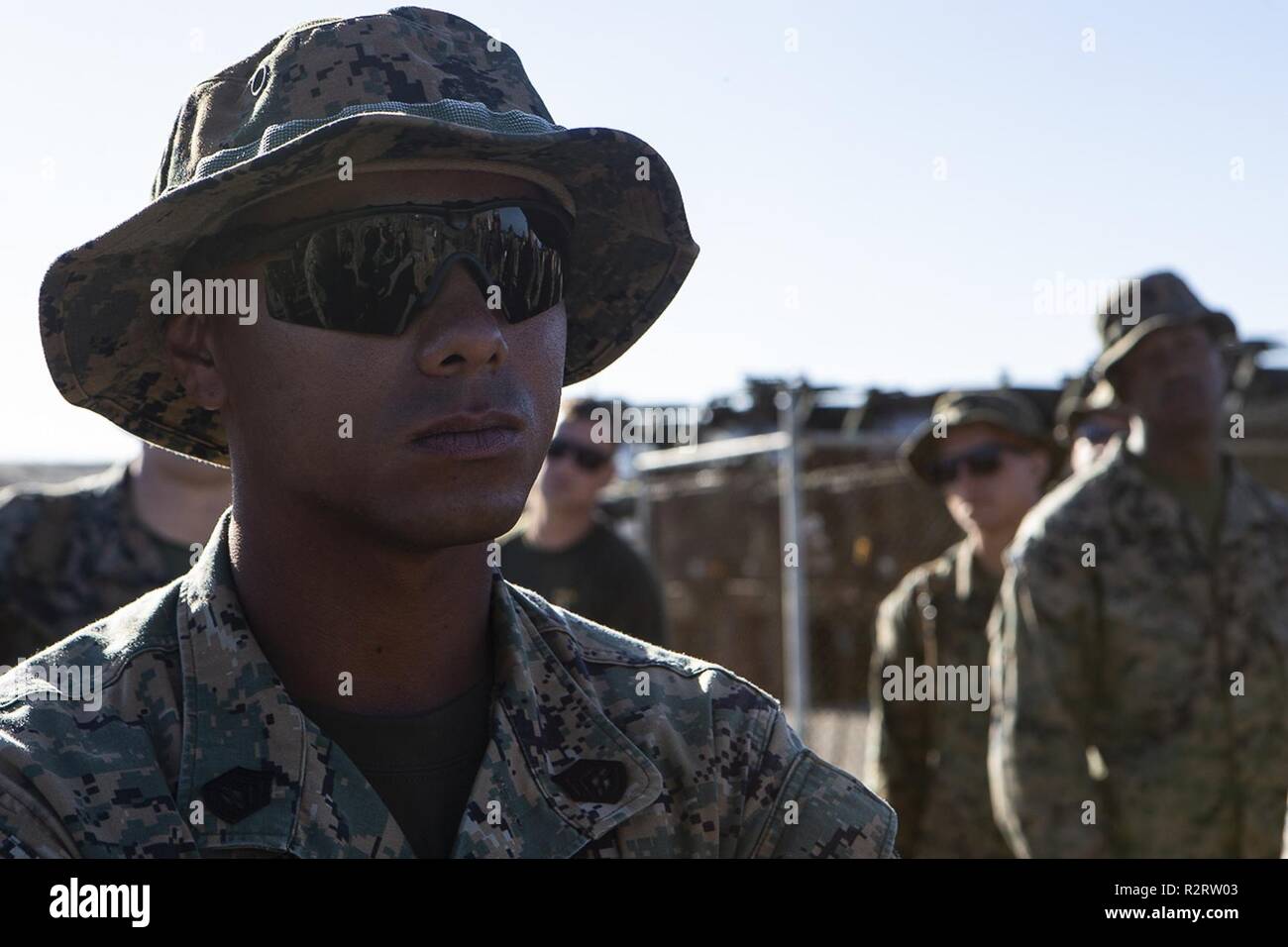 Gunnery Sgt. Engel Ignacio, ein Eingeborener von Guam und Bataillon gunnery Sergeant mit der Bekämpfung der Logistik Bataillon 31, als Seabees mit Naval Mobile Konstruktion Bataillon 1 ein US-Federal Emergency Management Agency zusammenbauen - vorausgesetzt, Notunterkünfte, Tinian, Commonwealth der Nördlichen Marianen, November 7, 2018. Marinesoldaten und Matrosen mit der 31 Marine Expeditionary Unit und CLB-31 sind Unterstützung der lokalen und staatlichen Behörden auf Tinian FEMA Unterstände für Familien durch Super Typhoon Yutu, die hier Okt. 25 Wie der Zweitstärksten Sturm zu je US-Boden schlagen Struck betroffen zu liefern. Marin Stockfoto