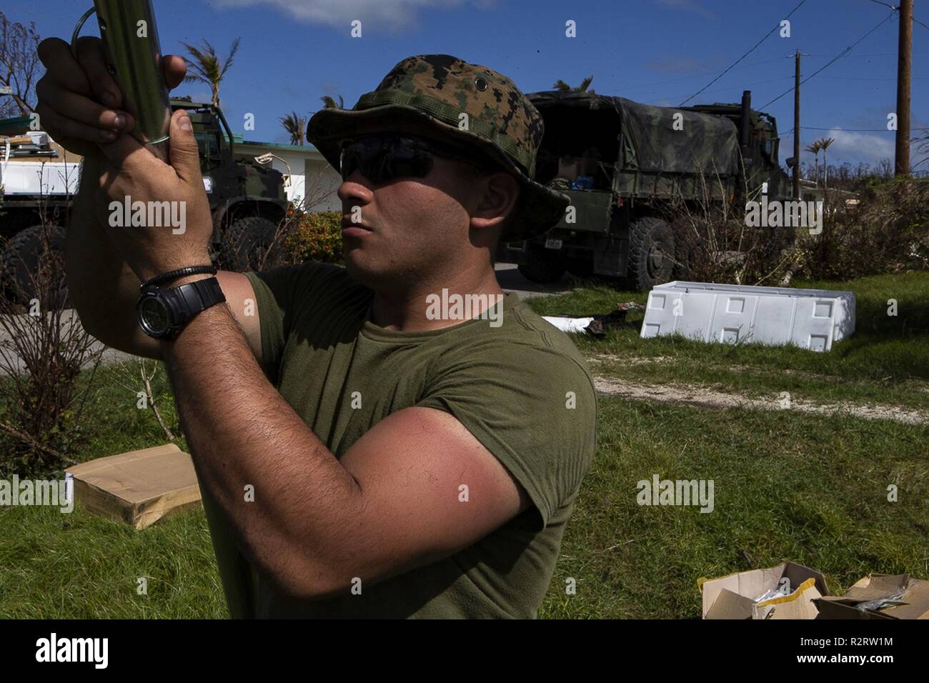 Lance Cpl. John Dheming, ein 19-jähriger Elektriker mit Combat Logistik Bataillon 31, hilft, das US Federal Emergency Management Agency zusammenbauen - sofern Notunterkunft für Bewohner von Tinian, Commonwealth der Nördlichen Marianen, November 7, 2018. Deheming, ein Eingeborener von Irving, Texas, von Nimitz High School im Juni 2017 absolvierte, bevor er im August des gleichen Jahres. Marinesoldaten und Matrosen mit der 31 Marine Expeditionary Unit und CLB-31 sind Unterstützung der lokalen und staatlichen Behörden auf Tinian FEMA Unterstände für Familien durch Super Typhoon Yutu, die hier Okt. 2 Struck betroffen zu liefern Stockfoto