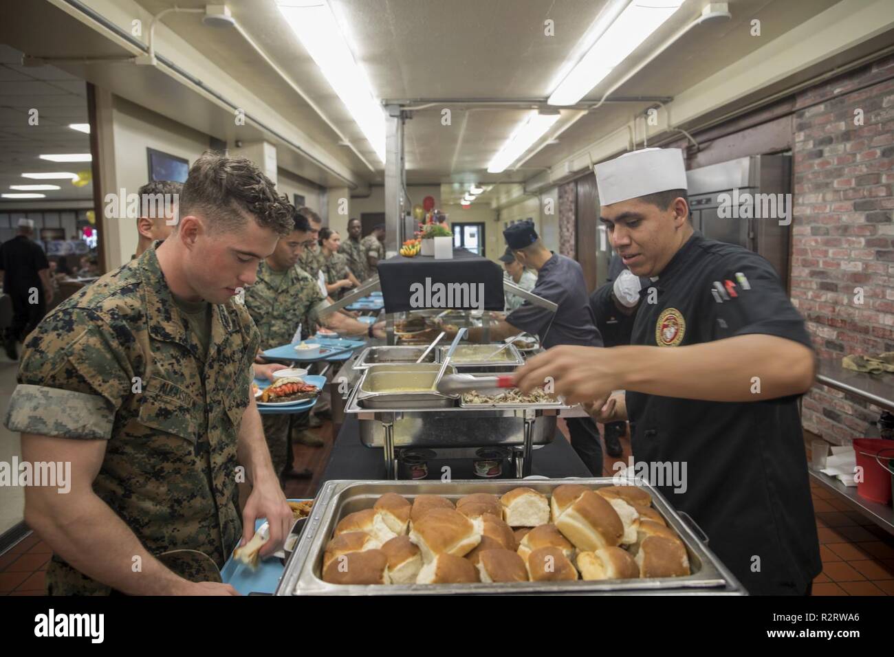 Ein Us Marine Ist Eine Mahlzeit Bei Einem Geburtstag Mittagessen An Der Anderson Chow Saal Serviert