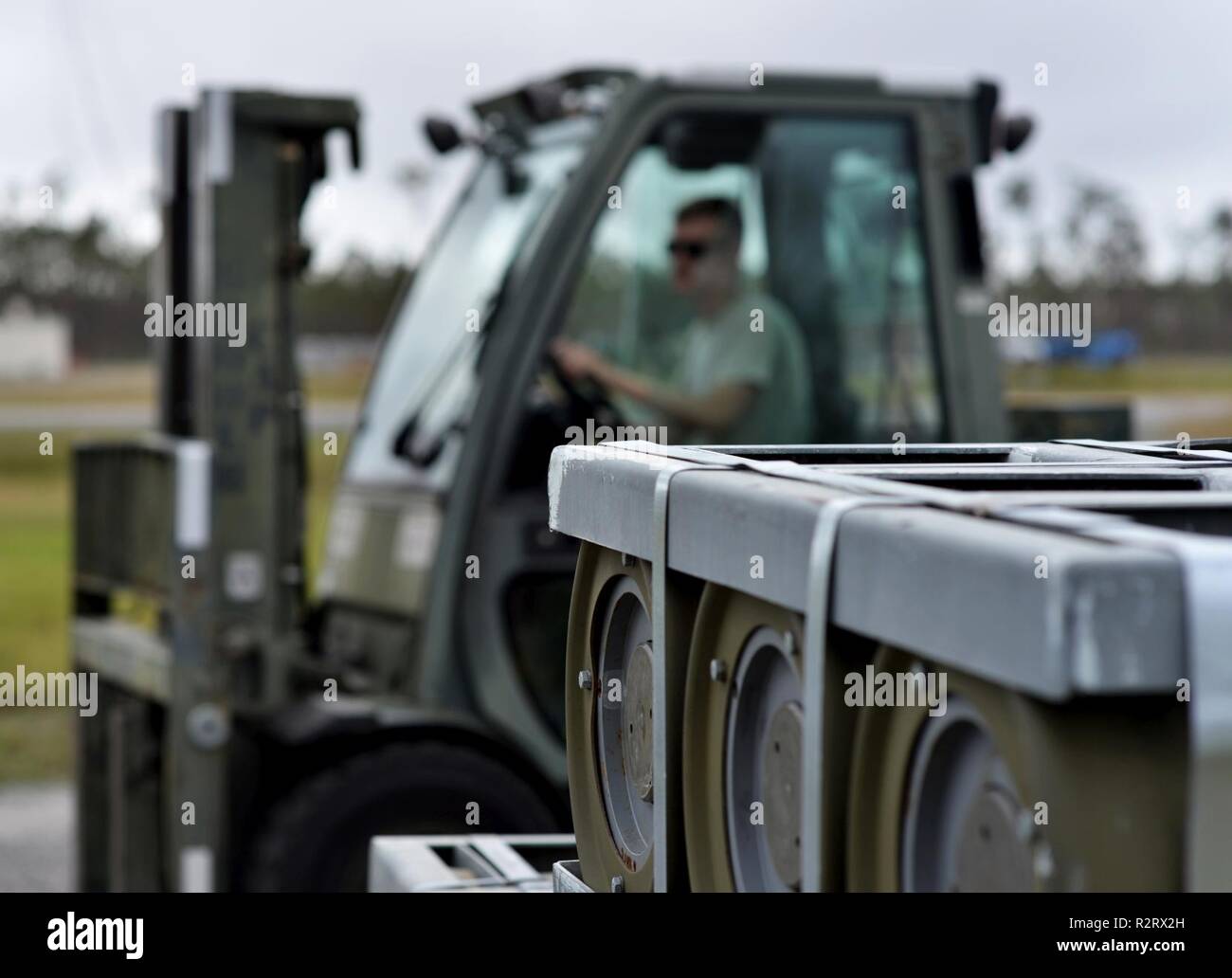 Airman 1st Class Kyle Scharer, 388 Munition Squadron Munitions systeme von der Hill Air Force Base Facharbeiter, Utah betreibt ein Gabelstapler am Tyndall Air Force Base, Florida, November 7, 2018. Tyndall's 325 Maintenance Squadron Munition Flug wurde von Flieger über von der Air Force beigetreten, um zu helfen, ihre Storage Area im Hurrikan Michael erholen. Stockfoto
