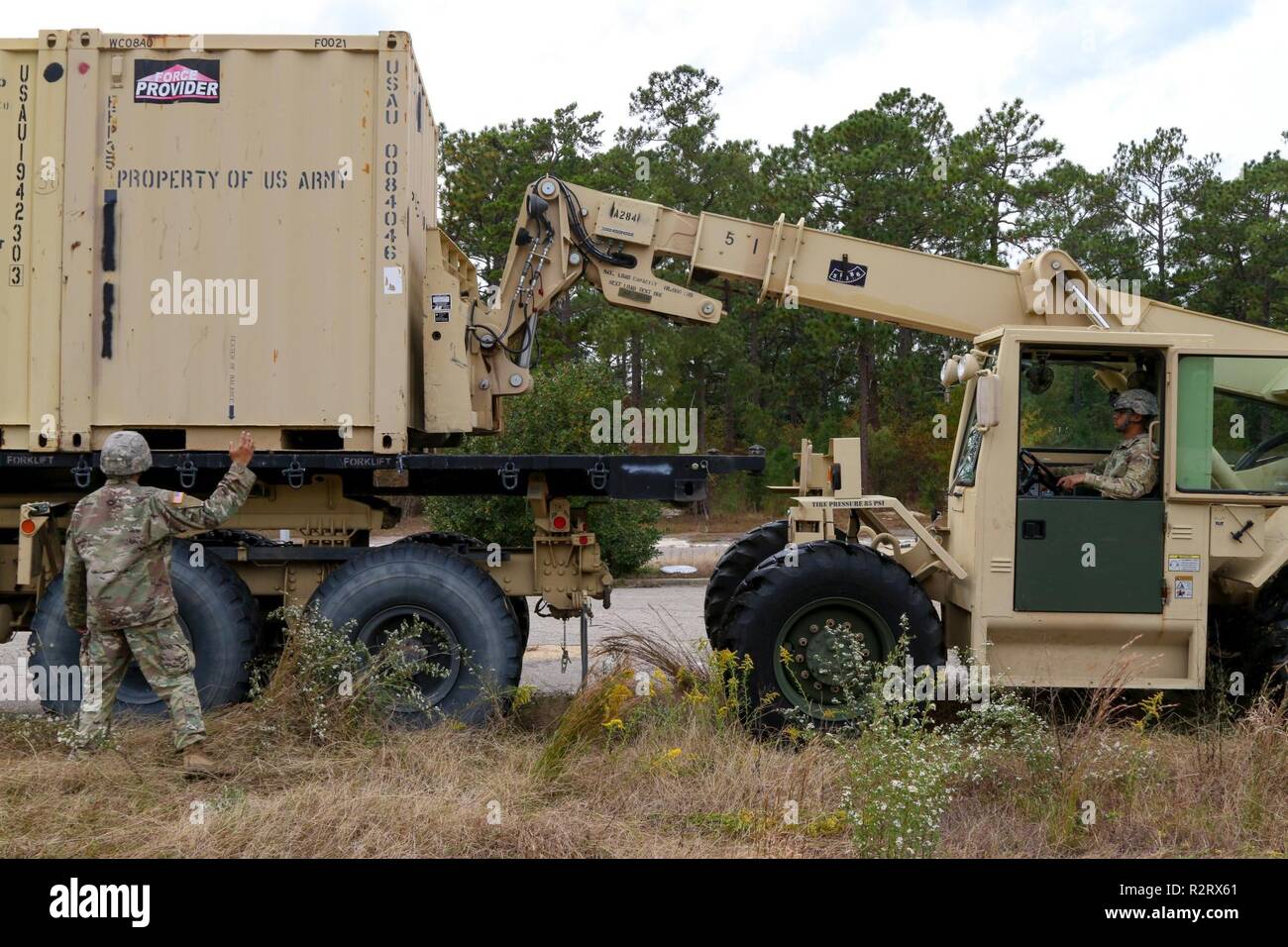 Spc. Steven Steedley (rechts), eine 122 Aviation Support Battalion, 82nd Combat Aviation Brigade, 82nd Airborne Division Transport Specialist, bewegt ein conex Kasten mit einem All-Terrain Lifter, Armee System II variable - reach Gabelstapler während Staff Sgt. Luis Gonzalez (links), ein 122 ASB, 82Nd KABINE, 82. Abn. Div. Transport Sergeant, Boden Führungen an November 1, 2018 in Fort Bragg, North Carolina. Us Northern Command ist die militärische Unterstützung für das Ministerium für Heimatschutz und den US-amerikanischen Zoll- und Grenzschutzbehörden der südlichen Grenze der Vereinigten Staaten zu sichern. Stockfoto