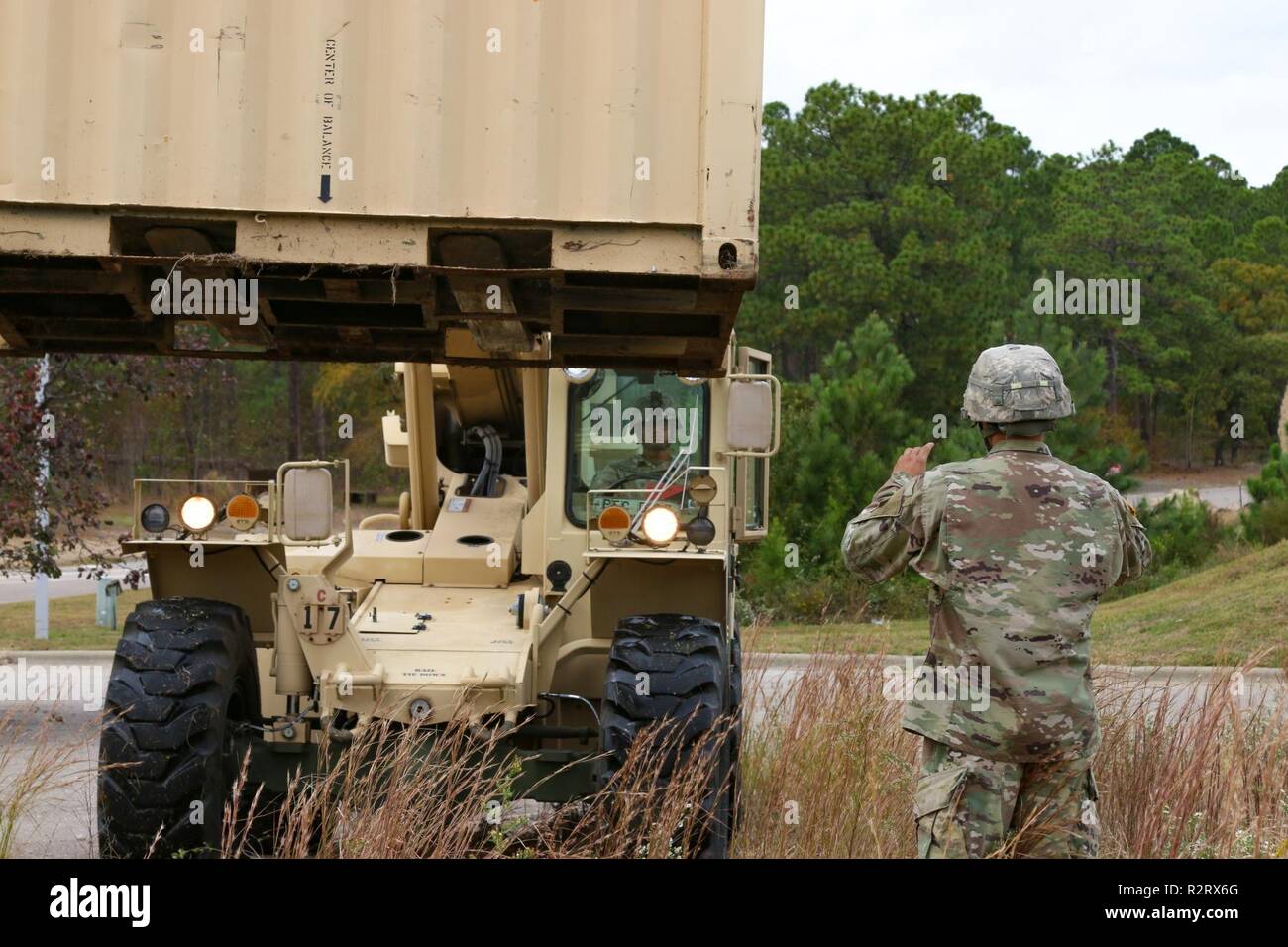 Spc. Steven Steedley (links), ein 122 Aviation Support Battalion, 82nd Combat Aviation Brigade, 82nd Airborne Division Transport Specialist, bewegt ein conex Kasten mit einem All-Terrain Lifter, Armee System II variable - reach Gabelstapler während Staff Sgt. Luis Gonzalez (rechts), eine 122 ASB, 82Nd KABINE, 82. Abn. Div. Transport Sergeant, Boden Führungen an November 1, 2018 in Fort Bragg, North Carolina. Us Northern Command ist die militärische Unterstützung für das Ministerium für Heimatschutz und den US-amerikanischen Zoll- und Grenzschutzbehörden der südlichen Grenze der Vereinigten Staaten zu sichern. Stockfoto