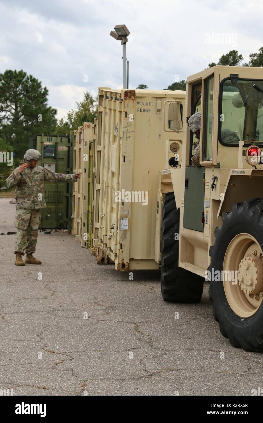 Spc. Steven Steedley (rechts), eine 122 Aviation Support Battalion, 82nd Combat Aviation Brigade, 82nd Airborne Division Transport Specialist, bewegt ein conex mit einem All-Terrain Lifter, Armee System II variable - reach Gabelstapler während Staff Sgt. Luis Gonzalez (links), ein 122 ASB, 82Nd KABINE, 82. Abn. Div. Transport Sergeant, Boden Führungen an November 1, 2018 in Fort Bragg, North Carolina. Us Northern Command ist die militärische Unterstützung für das Ministerium für Heimatschutz und den US-amerikanischen Zoll- und Grenzschutzbehörden der südlichen Grenze der Vereinigten Staaten zu sichern. Stockfoto