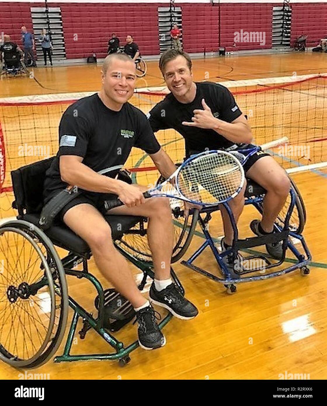 Regional Health Befehl - Atlantik Mannschaftskameraden Sgt. 1. Klasse Shannon McLimans und Sgt. Johnathan Weasner feiern ihre 2018 Pacific Regional Studien Rollstuhl Tennis Sieg mit McLimans Übersicht der Hawaiianischen "shaka" November 6, 2018. Diese Wettbewerbe statt, die im November, die auch mit Krieger Care Monat fällt. Während Krieger Care Monat haben wir über die Aktivitäten, die es uns ermöglichen, das Engagement der Armee verwundet, krank zu kommunizieren konzentrieren, und verletzten Soldaten, deren Familien und Betreuungspersonen, und Nummer eins Krieger Übergang Einheit Soldaten "Priorität zu betonen ist als stark auf ihre Arbeiten Stockfoto