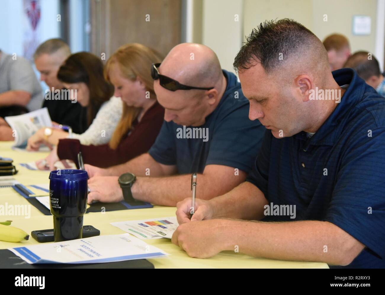 Us Air Force Chief Master Sgt. Anthony Fisher, 81st Training Gruppe Betriebsleiter, nimmt an einem führungsverhalten Bewertung Projekt während der 81St Training Wing Herbst 2018 Off-Site Commander's Konferenz an der Heilsarmee Kroc Zentrum in Biloxi, Mississippi, November 6, 2018. Keesler Führung nahmen an der zweitägigen Veranstaltung, die Führungskräfte von ihren Tag auf Schritt und auf sich selbst verbessern als Führungskräfte konzentrieren. Stockfoto