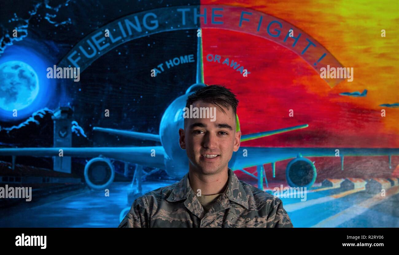 Us Air Force Senior Airman Mark Cameron, 660Th Aircraft Maintenance Squadron, posiert für ein Foto nach genannt werden den 60th Air Mobility Wing Krieger der Woche, November 6, 2018, bei Travis Air Force Base, Calif. Die Anerkennung Programm Highlights Mitglieder der 60 AMW, die bedeutende Beiträge zu ihrer Einheit und der Basis machen. Stockfoto