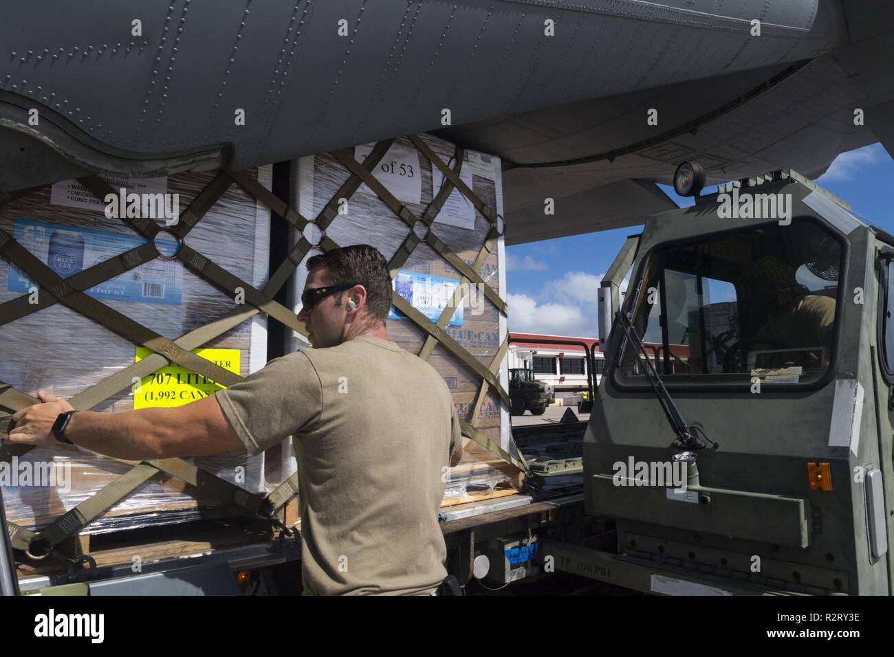 Staff Sgt. Katon Tuman, 36. Mobilität Antwort Squadron Mobilität Crew Chief, leert Cargo aus der C-130 J Super Hercules von Yokota Air Base, Japan, Nov. 7, 2018, in Saipan International Airport, Commonwealth der Nördlichen Marianen. Service Mitglieder aus der gemeinsamen Region Marianas und US-Indo-Befehl sind die Verteidigungsministerium Unterstützung der CNMI zivilen und lokalen Beamten als Teil der FEMA-unterstützte Super Typhoon Yutu Wiederaufnahme Bemühungen. Stockfoto