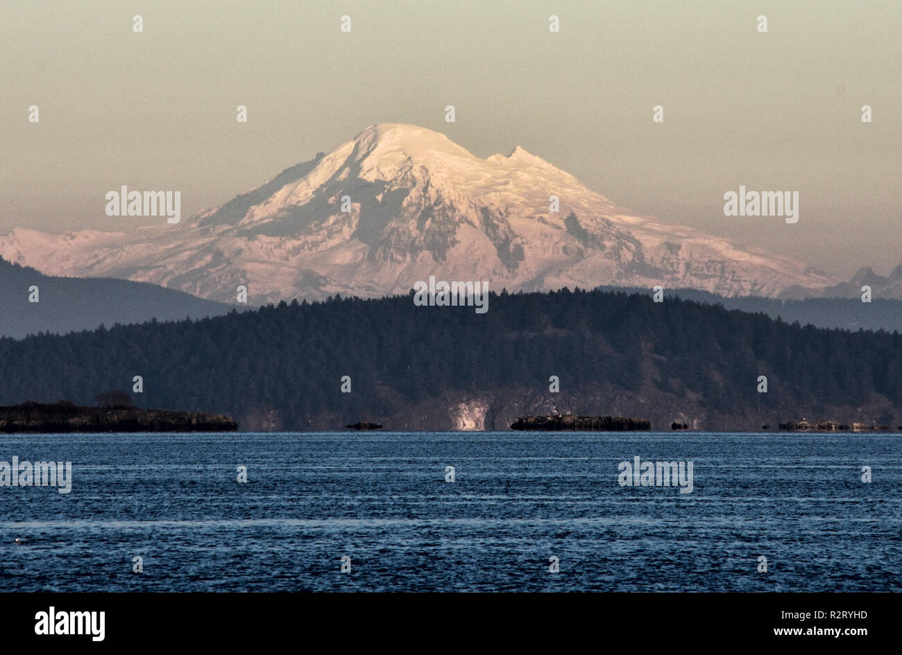 Mt. Baker, der Cascade Range und die San Juan Inseln, Washington State als über Haro Meerenge von Insel View Beach auf Vancouver Island, BC gesehen. Stockfoto