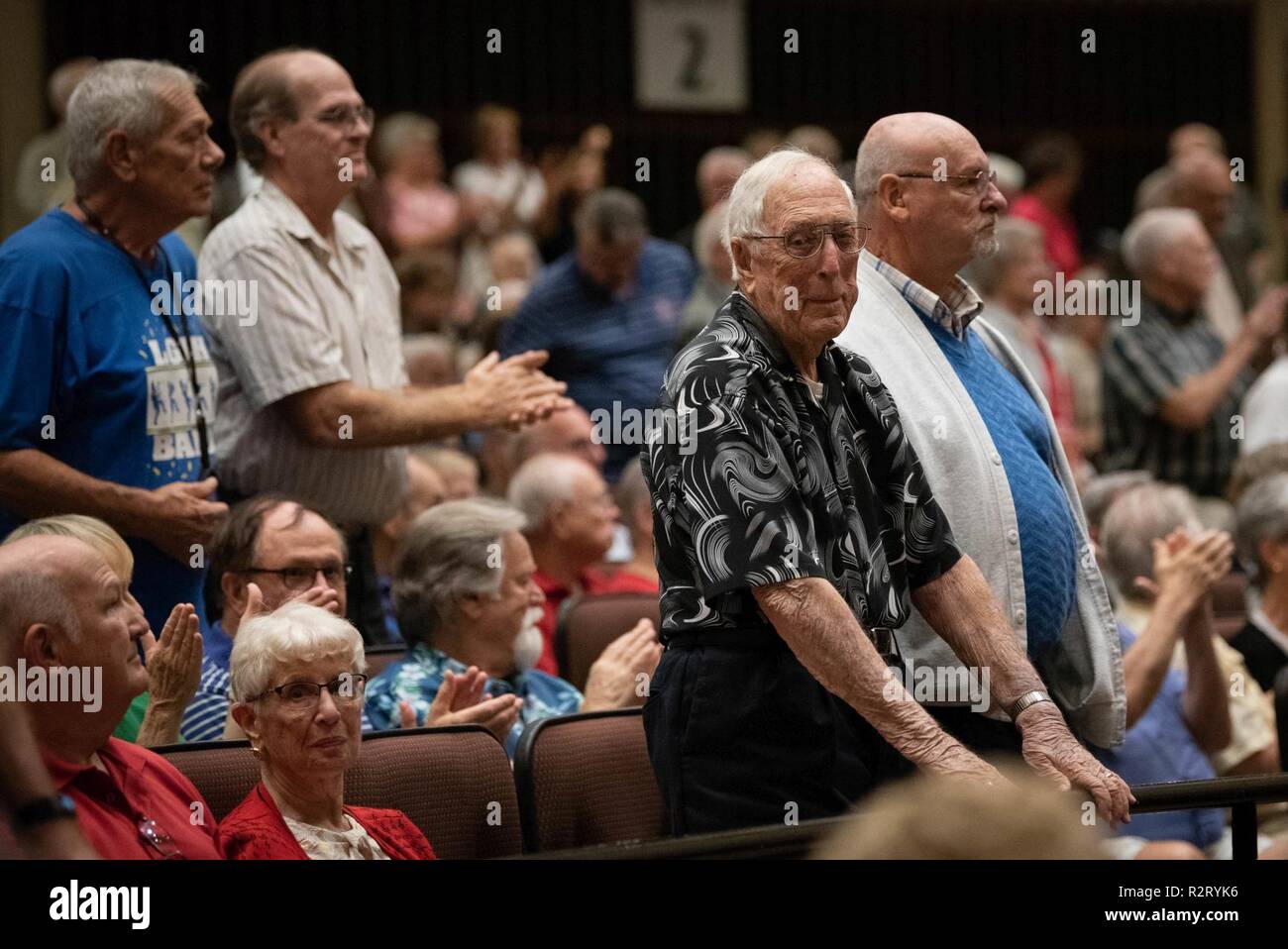 LAKELAND, Fla (Nov. 7, 2018) Lloyd Van Horn, einer 100 Jahre alten WWII Veteran, steht mit anderen Marine Veteranen während des Spielens von "Anker lichten" an der Flottenadmiral Konzert am RP-Finanzierung. Jedes Konzert von Flottenadmiral endet mit einem Salut durchgeführt werden, die sich den Streitkräften, in der Veteranen aus allen Dienstleistungsbereichen geehrt werden. Flottenadmiral werden auf einer 22-tägigen Reise durch den Südosten der Vereinigten Staaten, Gemeinschaften für die Marine und das Bewusstsein und die Unterstützung für die Marine. Stockfoto