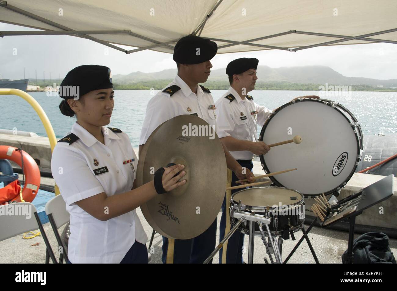 PITI, Guam (Nov. 9, 2018) Die percussion Abschnitt hält die Zeit wie der Guam Army National Guard 721st Army Band traditionelle Marine Songs bei einem Befehl Zeremonie an Bord Los Angeles-Klasse Angriffs-U-Boot USS Oklahoma City (SSN723), 9. November spielt. Oklahoma City ist eine von vier Guam - homeported U-Boote zu SUBRON 15 zugewiesen. Stockfoto