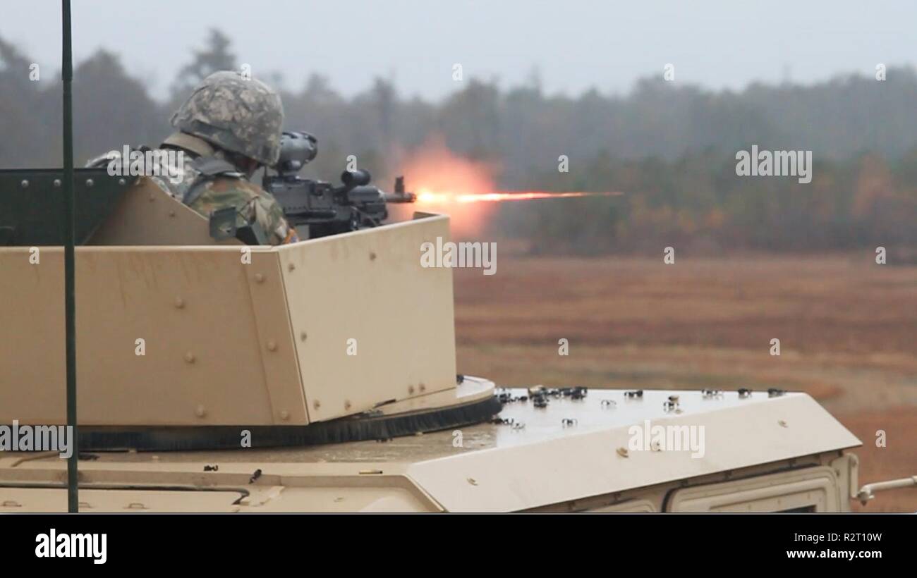 Ein US-Armee-reservesoldat feuerte eine M240B Maschinengewehr, führt die Crew - Serviert Waffen Training während des Betriebs Cold Steel III und von der US-Armee die zivilen Angelegenheiten und psychologische Funktion Befehl an Joint Base Mc Guire-Dix - Lakehurst, New Jersey, November 5, 2018 gehostet wird. Betrieb Cold Steel ist der US-Armee finden Crew - Serviert Waffen Qualifizierung und Validierung ausüben, um sicherzustellen, dass America's Army Reserve Einheiten und Soldaten ausgebildet sind und bereit, auf kurze bereitstellen - Bekanntmachung als Teil bereit, Kraft X und überall in der Welt bekämpfen - bereit und tödlichen Feuerkraft zur Unterstützung der Armee und unsere gemeinsamen Partner bringen Stockfoto