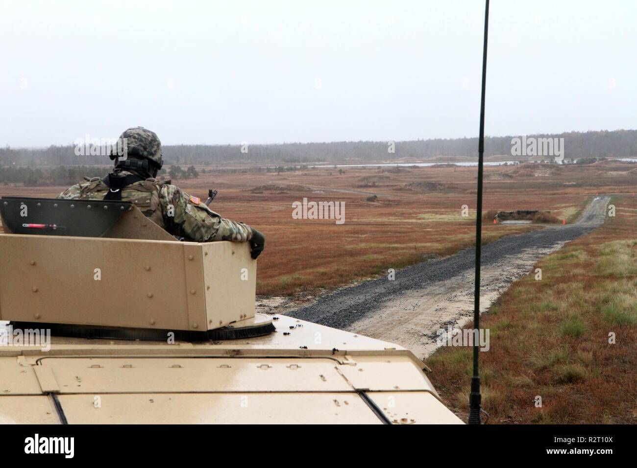 Us-Armee Reservisten verhalten Crew - Serviert Waffen Training während des Betriebs Cold Steel III, bewirtet durch die US-Armee die zivilen Angelegenheiten und psychologische Funktion Befehl an Joint Base Mc Guire-Dix - Lakehurst, New Jersey, November 5, 2018. Betrieb Cold Steel ist der US-Armee finden Crew - Serviert Waffen Qualifizierung und Validierung ausüben, um sicherzustellen, dass America's Army Reserve Einheiten und Soldaten ausgebildet sind und bereit, auf kurze bereitstellen - Bekanntmachung als Teil bereit, Kraft X und überall in der Welt bekämpfen - bereit und tödlichen Feuerkraft zur Unterstützung der Armee und unsere gemeinsamen Partner bringen. Stockfoto