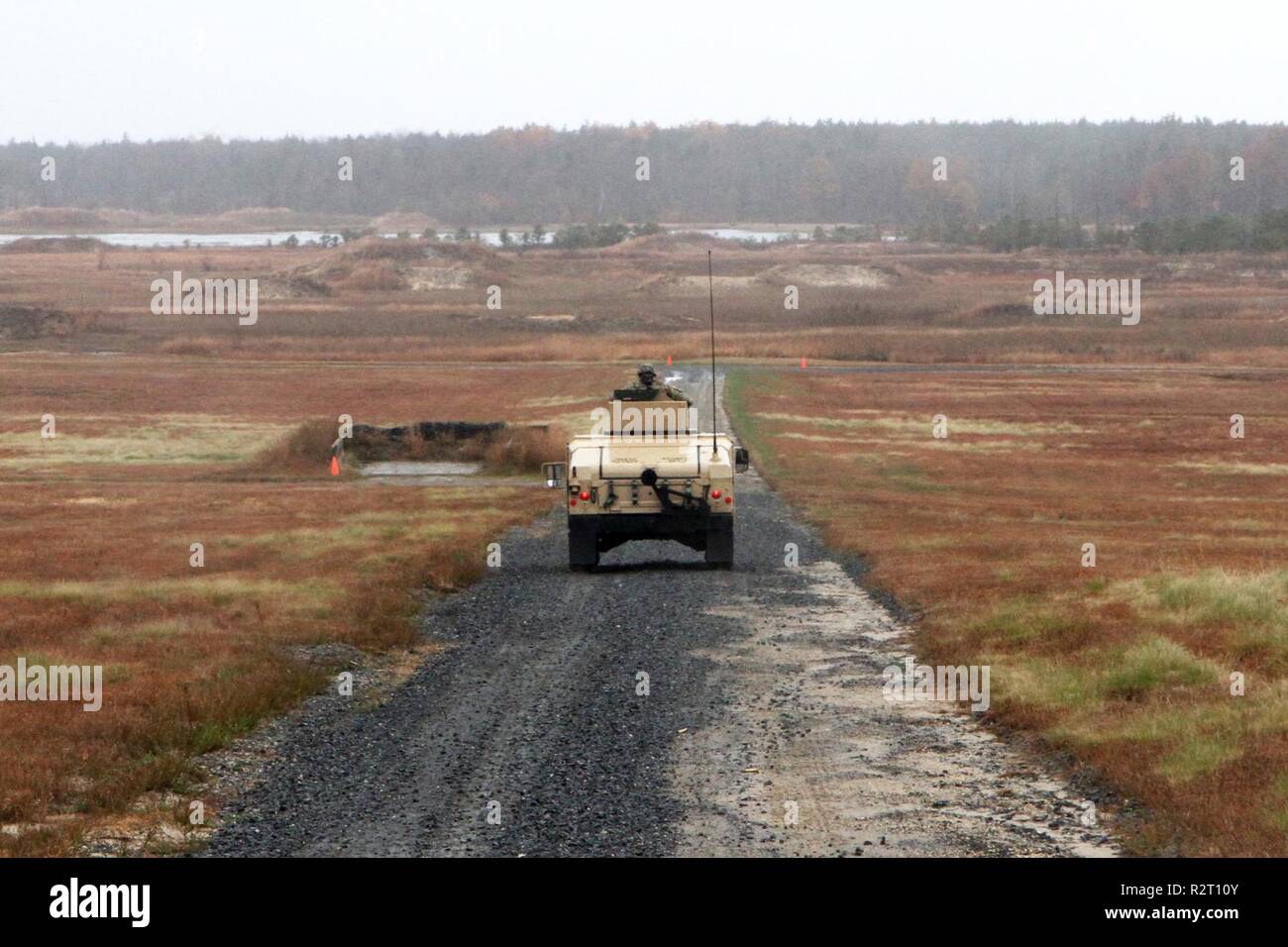 U.S. Army Reserve Soldaten reiten in einer M1097 HMMWV nach unten - bis zu den nächsten Kampf, während die Crew - Serviert Waffen Training während des Betriebs Cold Steel III, bewirtet durch die US-Armee die zivilen Angelegenheiten und psychologische Funktion Befehl an Joint Base Mc Guire-Dix - Lakehurst, New Jersey, November 5, 2018. Betrieb Cold Steel ist der US-Armee finden Crew - Serviert Waffen Qualifizierung und Validierung ausüben, um sicherzustellen, dass America's Army Reserve Einheiten und Soldaten ausgebildet sind und bereit, auf kurze bereitstellen - Bekanntmachung als Teil bereit, Kraft X und Bekämpfung - bereit und tödlichen Feuerkraft zur Unterstützung der Armee bringen Stockfoto