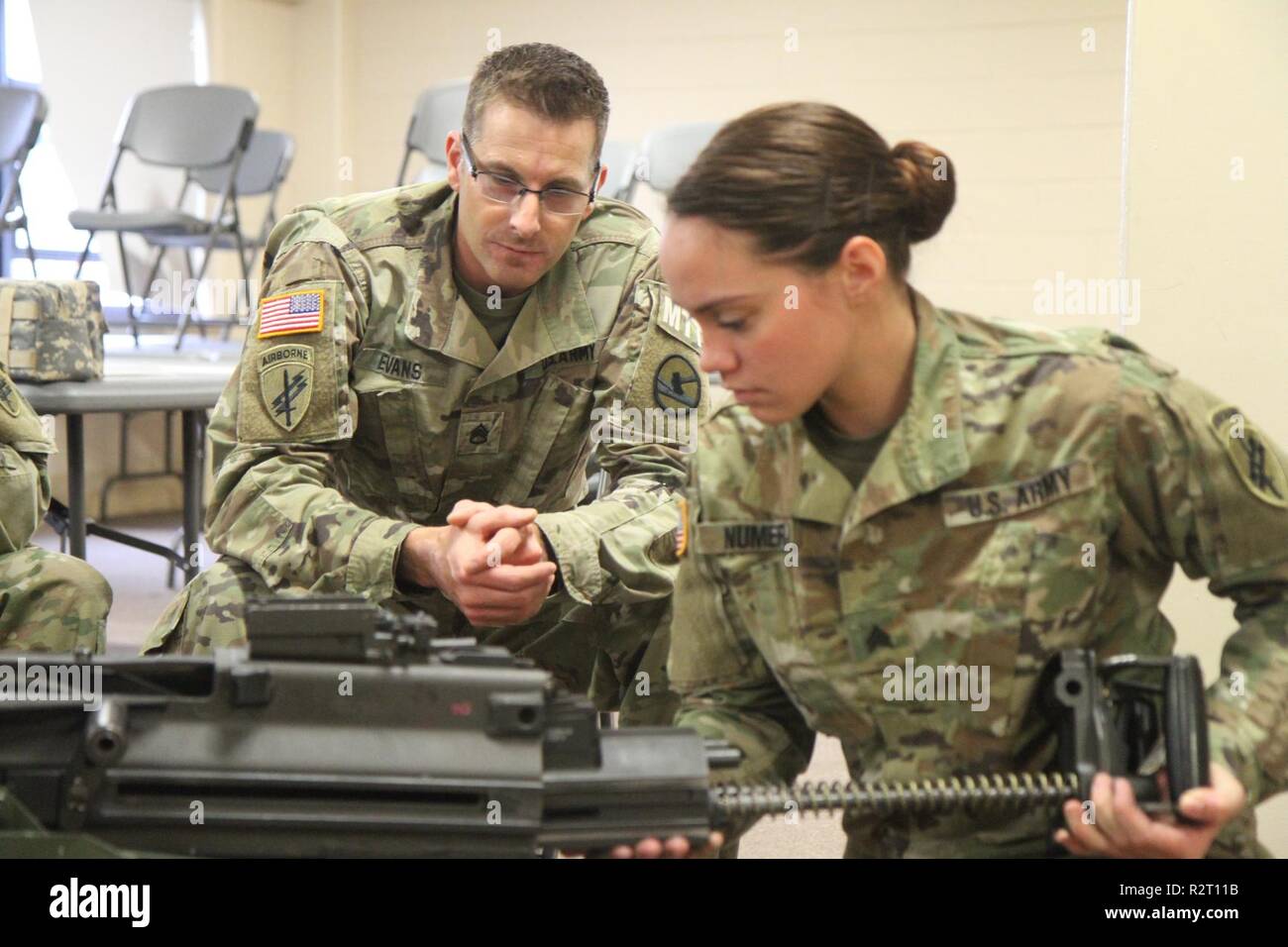 Sgt. Trista Numera mit der 321 zivilen Angelegenheiten Brigade (HHC), in San Antonio, Texas, montiert eine Markierung 19 40 mm Granate Maschinengewehr im Betrieb Cold Steel III und von der US-Armee die zivilen Angelegenheiten und psychologische Funktion Befehl an Joint Base Mc Guire-Dix - Lakehurst, New Jersey gehostet, (DATUM EINFÜGEN), 2018. Betrieb Cold Steel ist der US-Armee finden Crew - Serviert Waffen Qualifizierung und Validierung ausüben, um sicherzustellen, dass America's Army Reserve Einheiten und Soldaten ausgebildet sind und bereit, auf kurze bereitstellen - Bekanntmachung als Teil bereit, Kraft X und bekämpfen - bereit und tödlichen Feuerkraft zur Unterstützung der Stockfoto